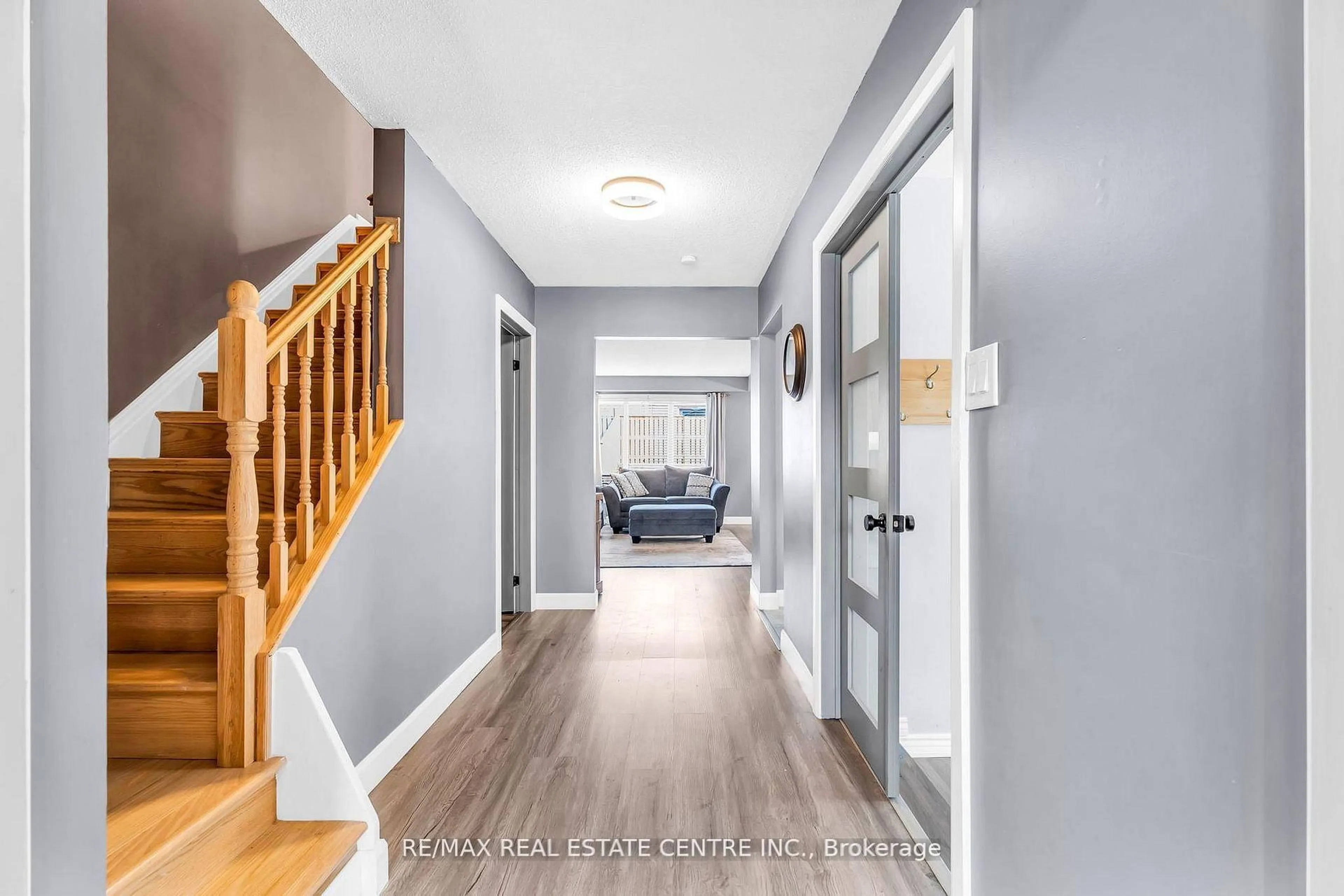 Indoor entryway for 33 Fourth Ave, Orangeville Ontario L9W 3S7