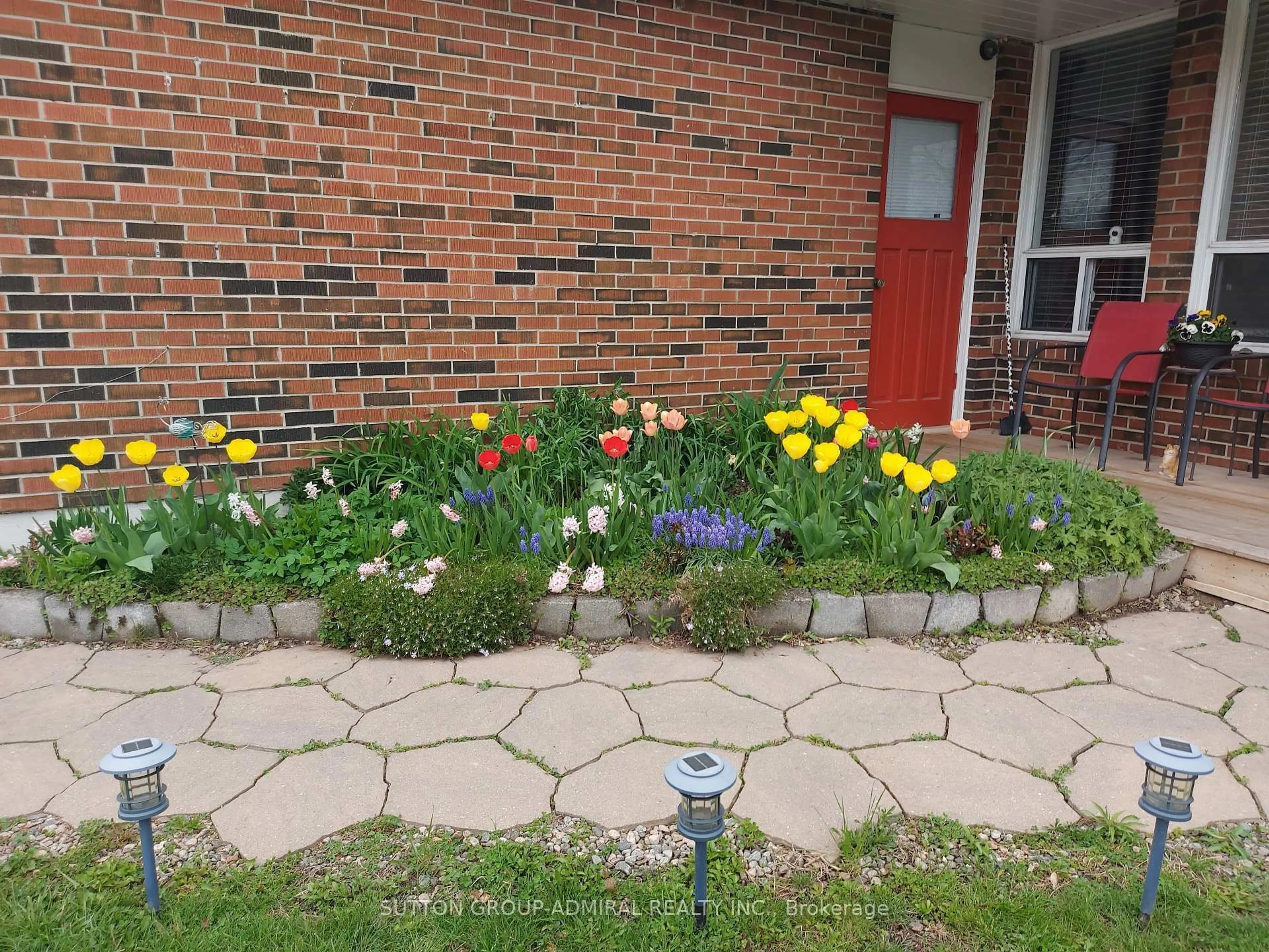 A pic from outside/outdoor area/front of a property/back of a property/a pic from drone, street for 195 Ridge Rd, Caledon Ontario L7E 4V8