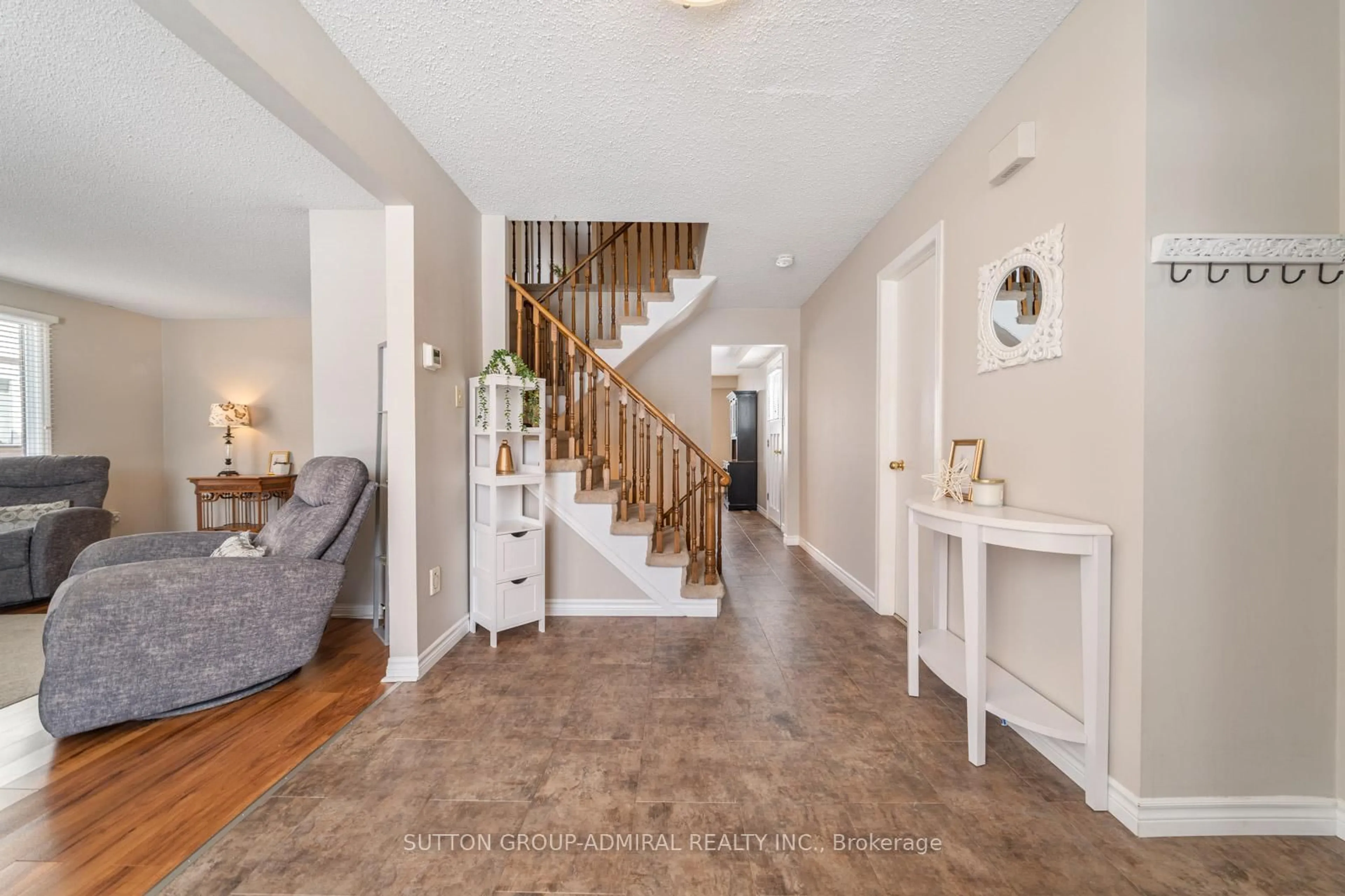 Indoor entryway for 195 Ridge Rd, Caledon Ontario L7E 4V8