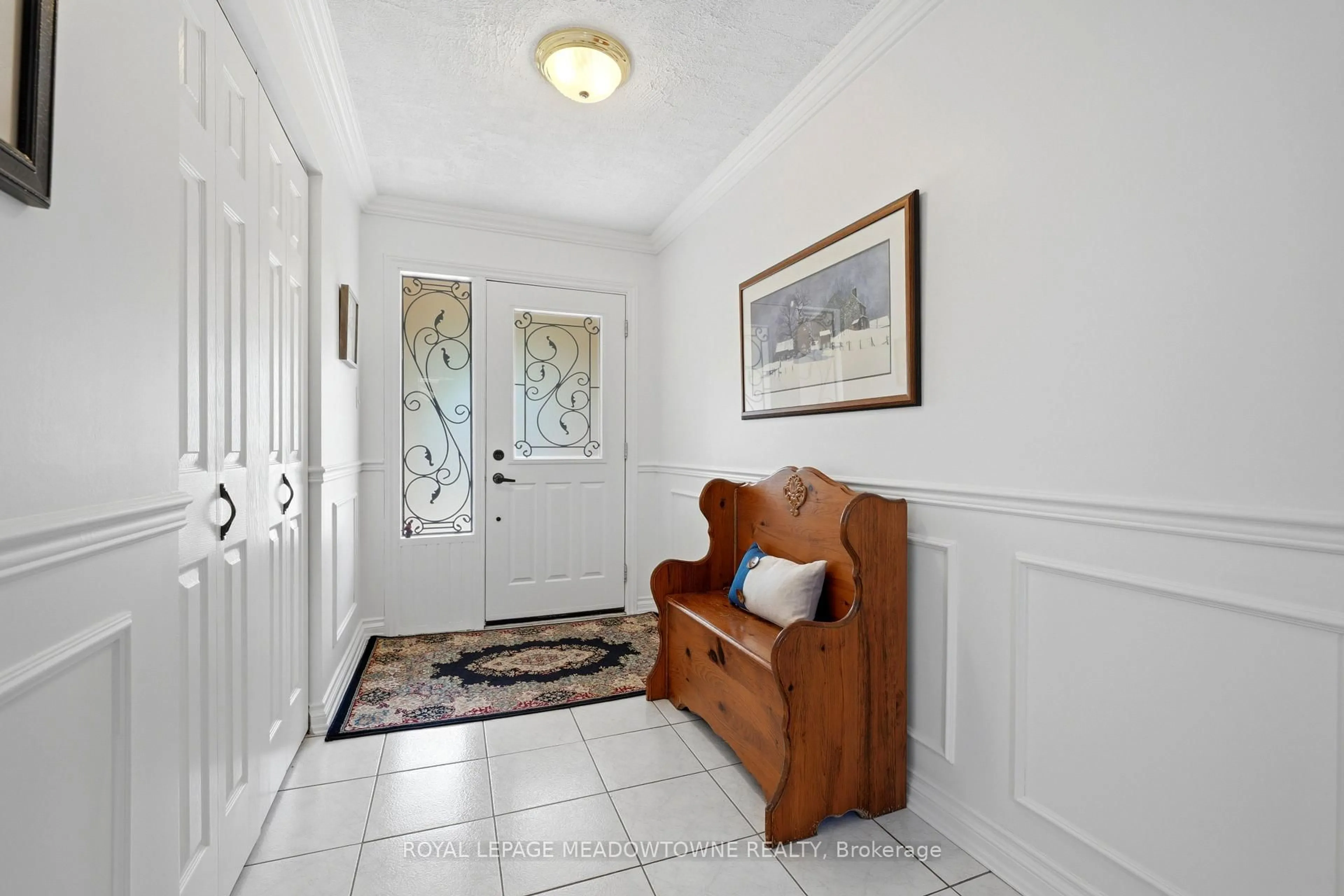 Indoor entryway for 12 Heather Crt, Halton Hills Ontario L7G 2R6