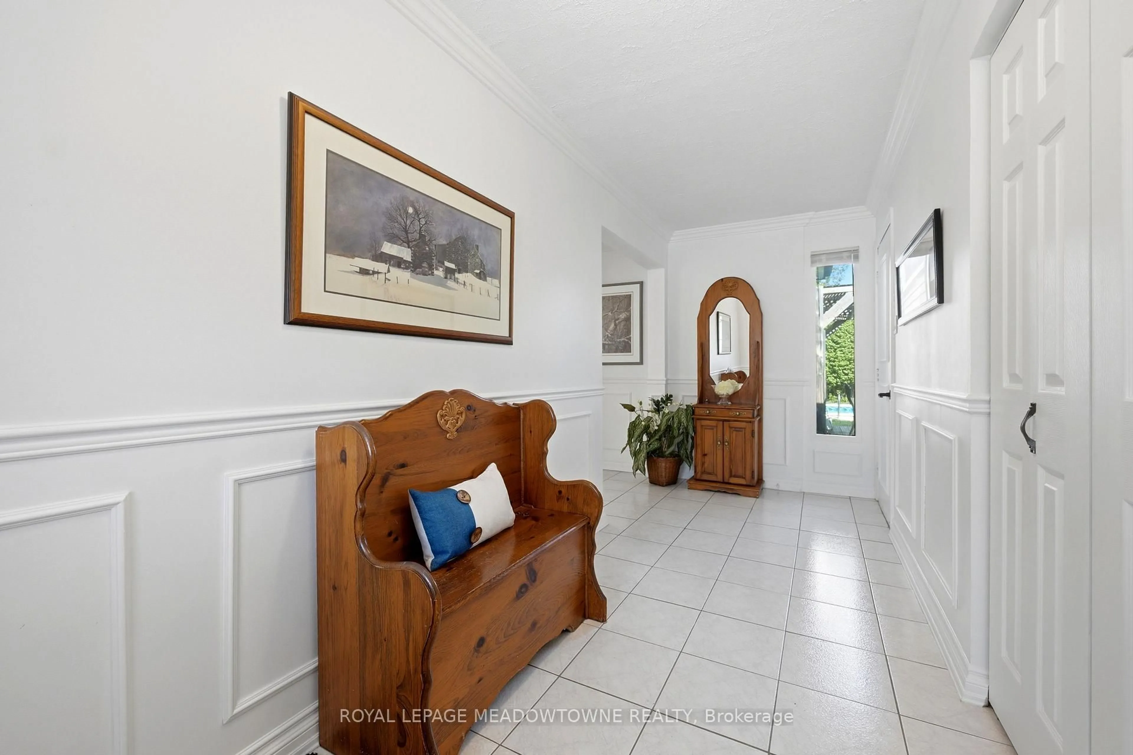 Indoor foyer for 12 Heather Crt, Halton Hills Ontario L7G 2R6