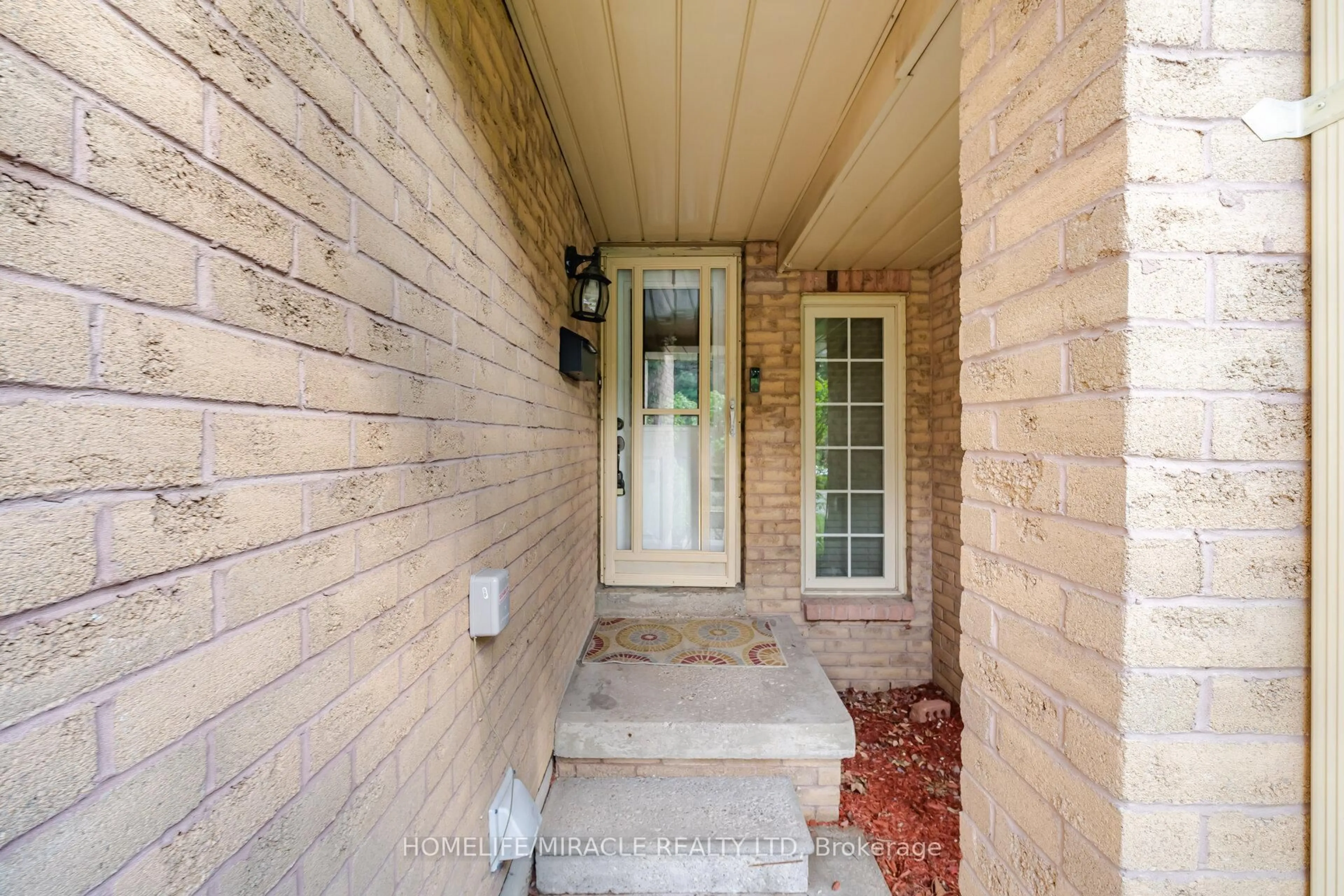 Indoor entryway for 35 Ceremonial Dr #18, Mississauga Ontario L5R 3G6