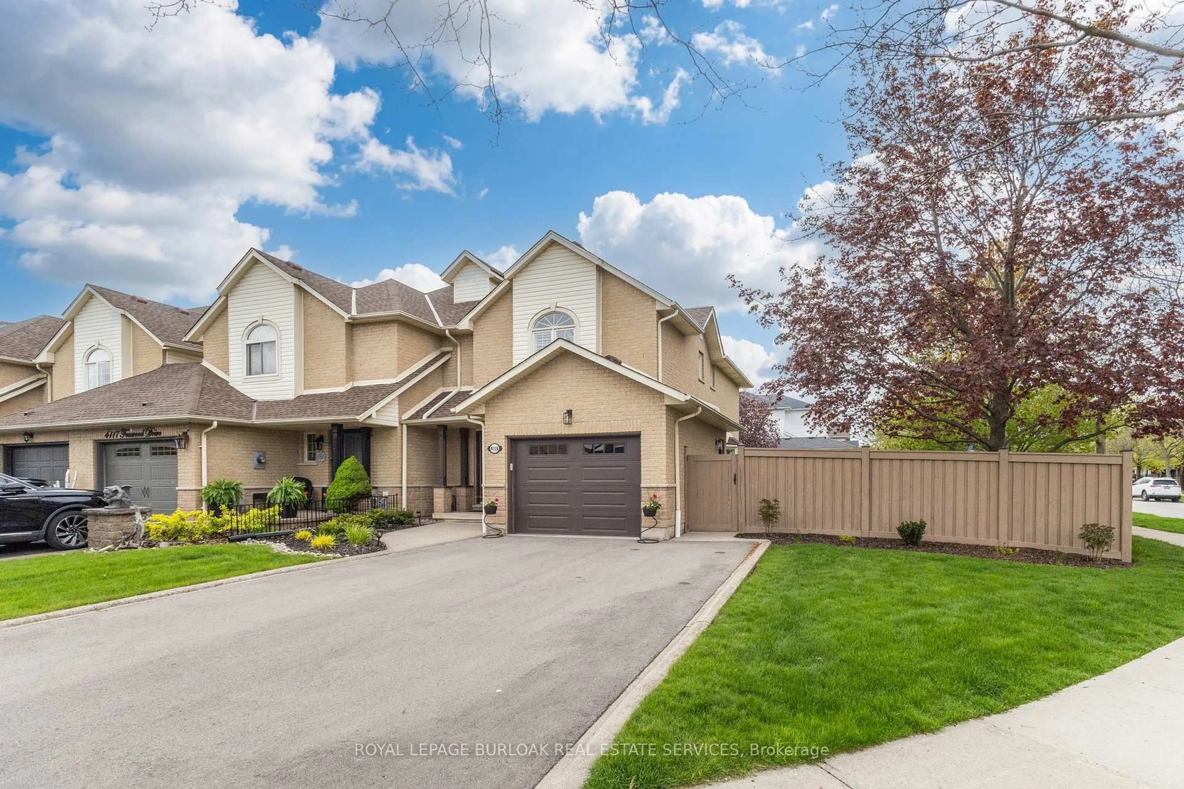 Home with vinyl exterior material, street for 4119 Foxwood Dr, Burlington Ontario L7M 4L3