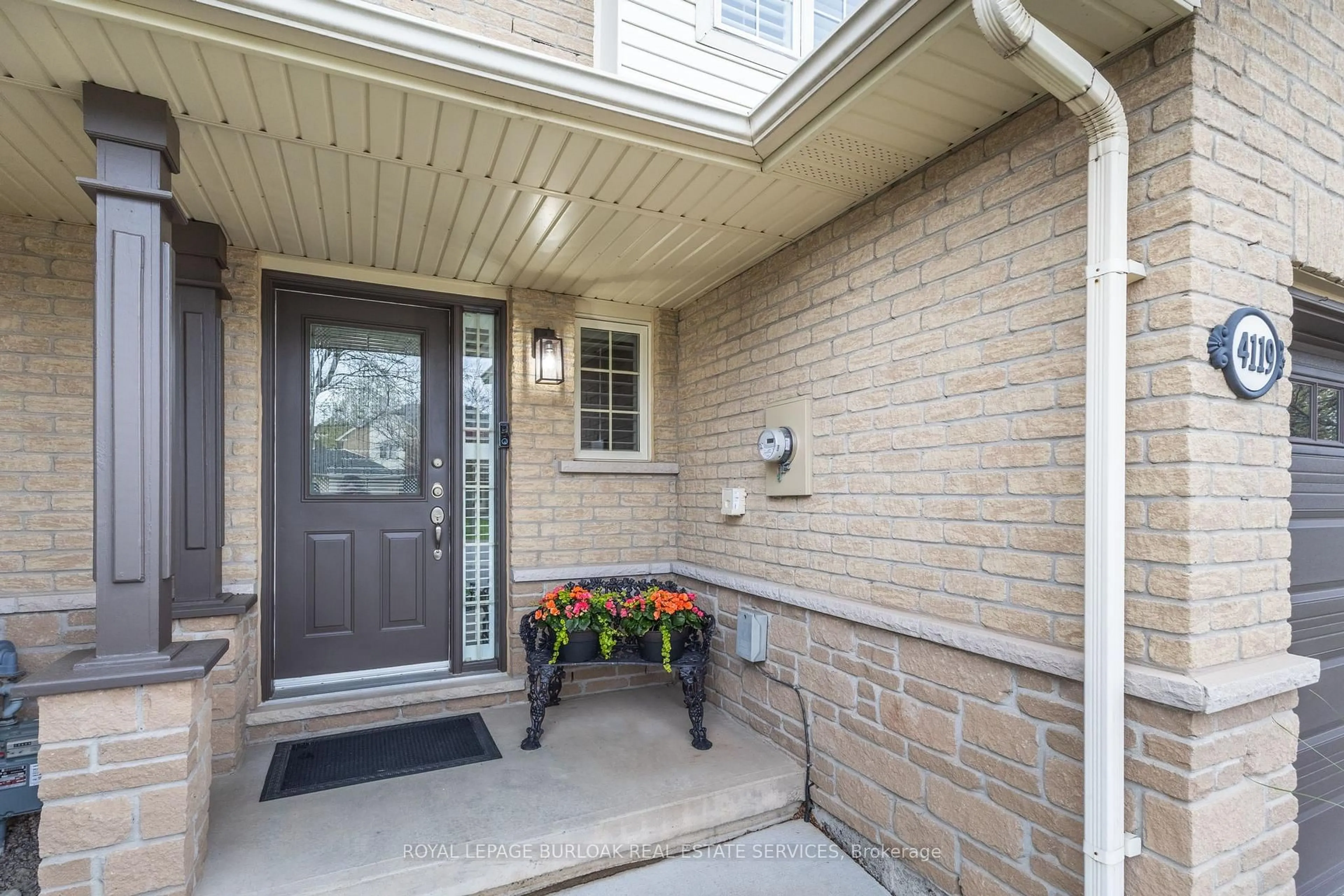 Indoor entryway for 4119 Foxwood Dr, Burlington Ontario L7M 4L3