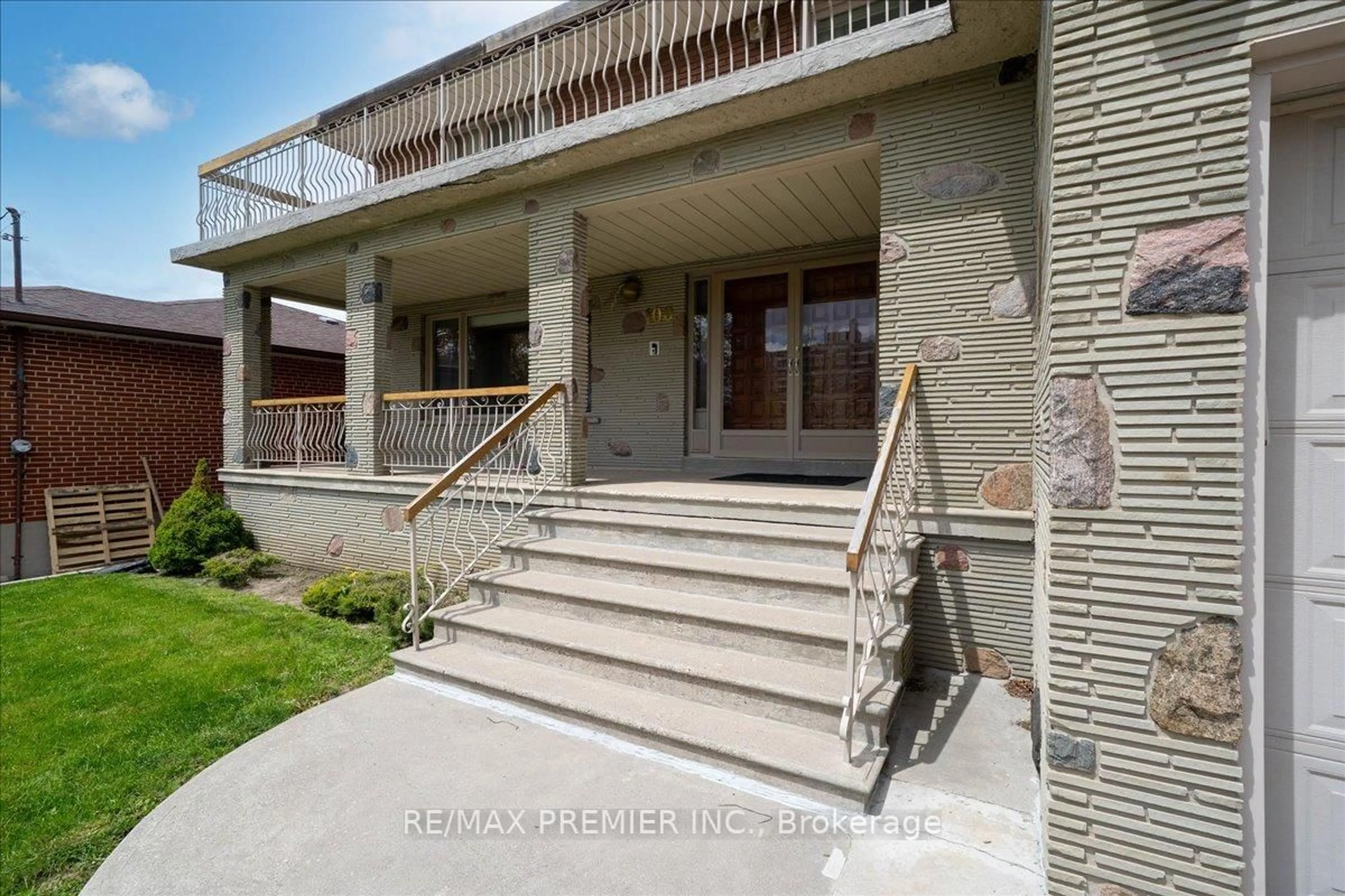 Indoor foyer for 100 Hallsport Cres, Toronto Ontario M3M 2K6