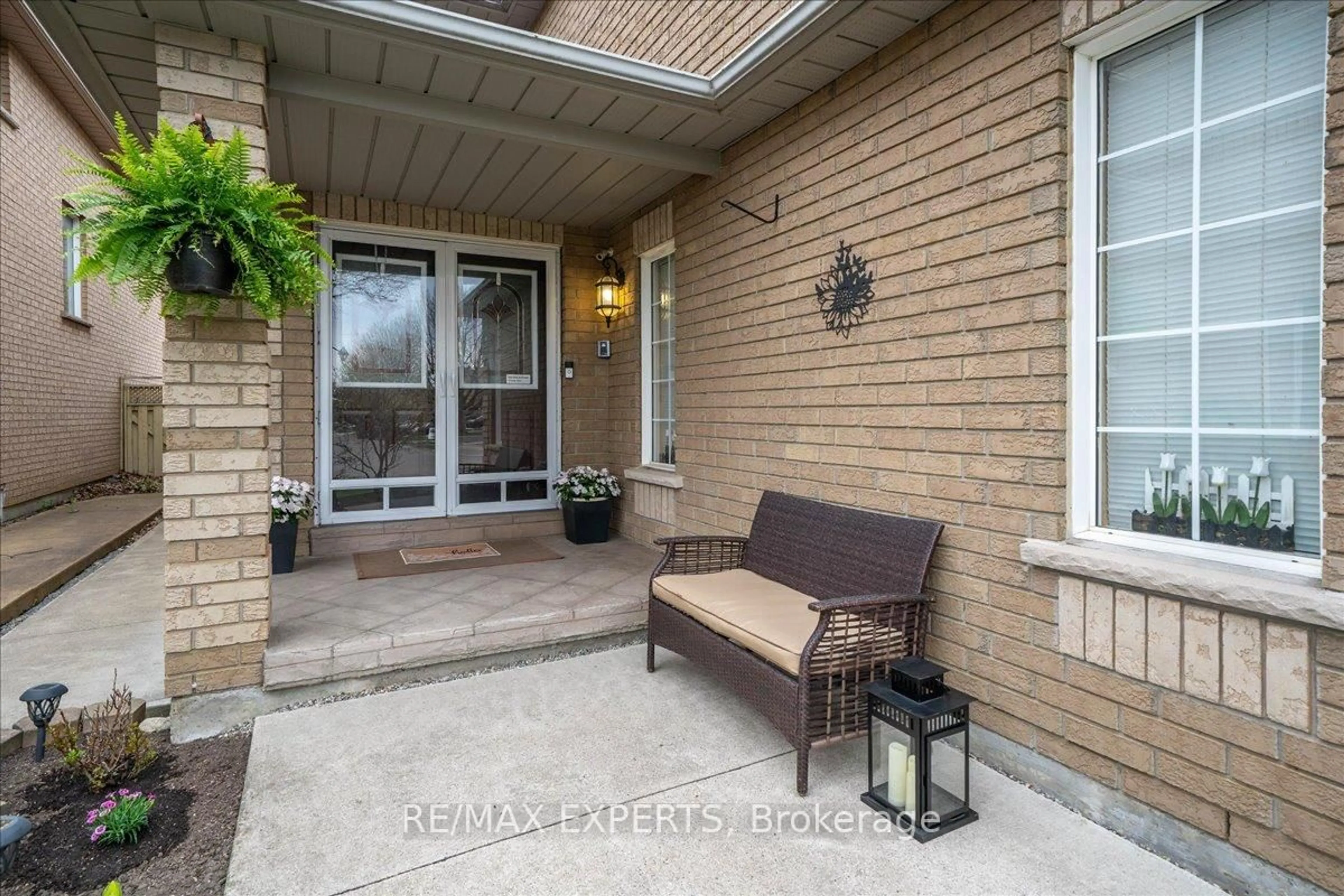 Indoor entryway for 182 Waterbury St, Caledon Ontario L7E 2H9