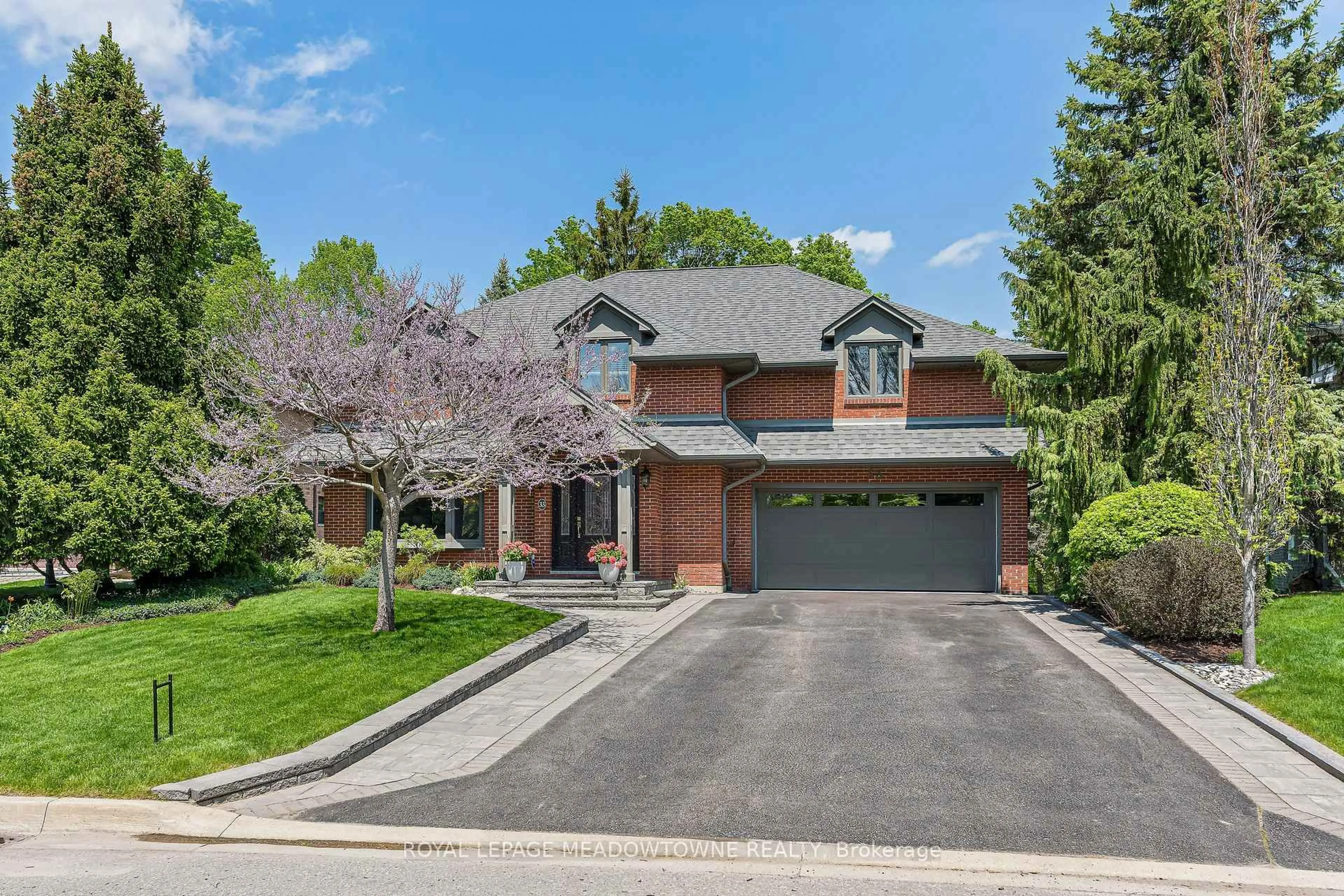 Home with brick exterior material, street for 33 Heslop Crt, Halton Hills Ontario L7G 4Z8