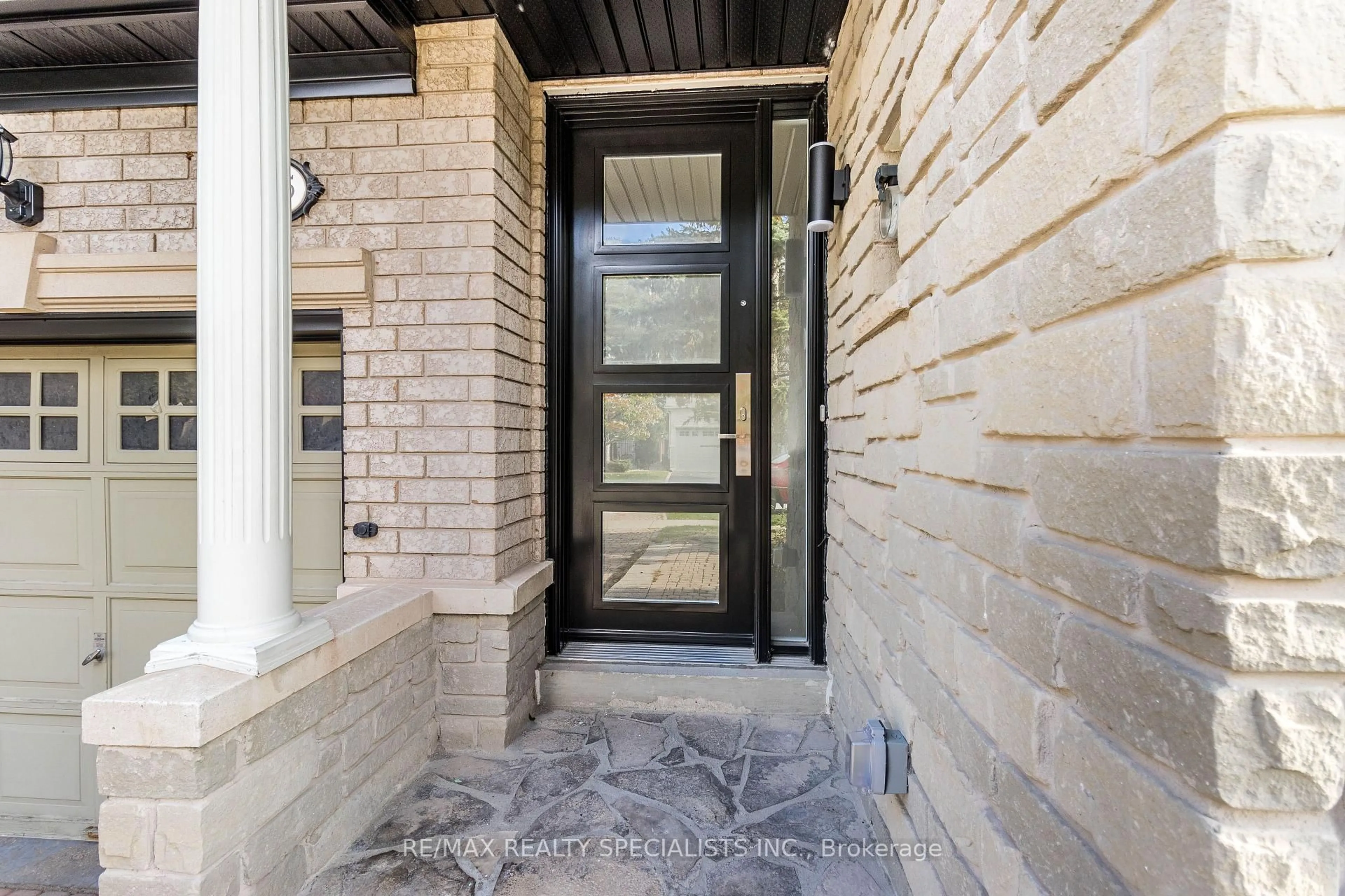 Indoor entryway for 2115 Pinevalley Cres, Oakville Ontario L8H 6L8