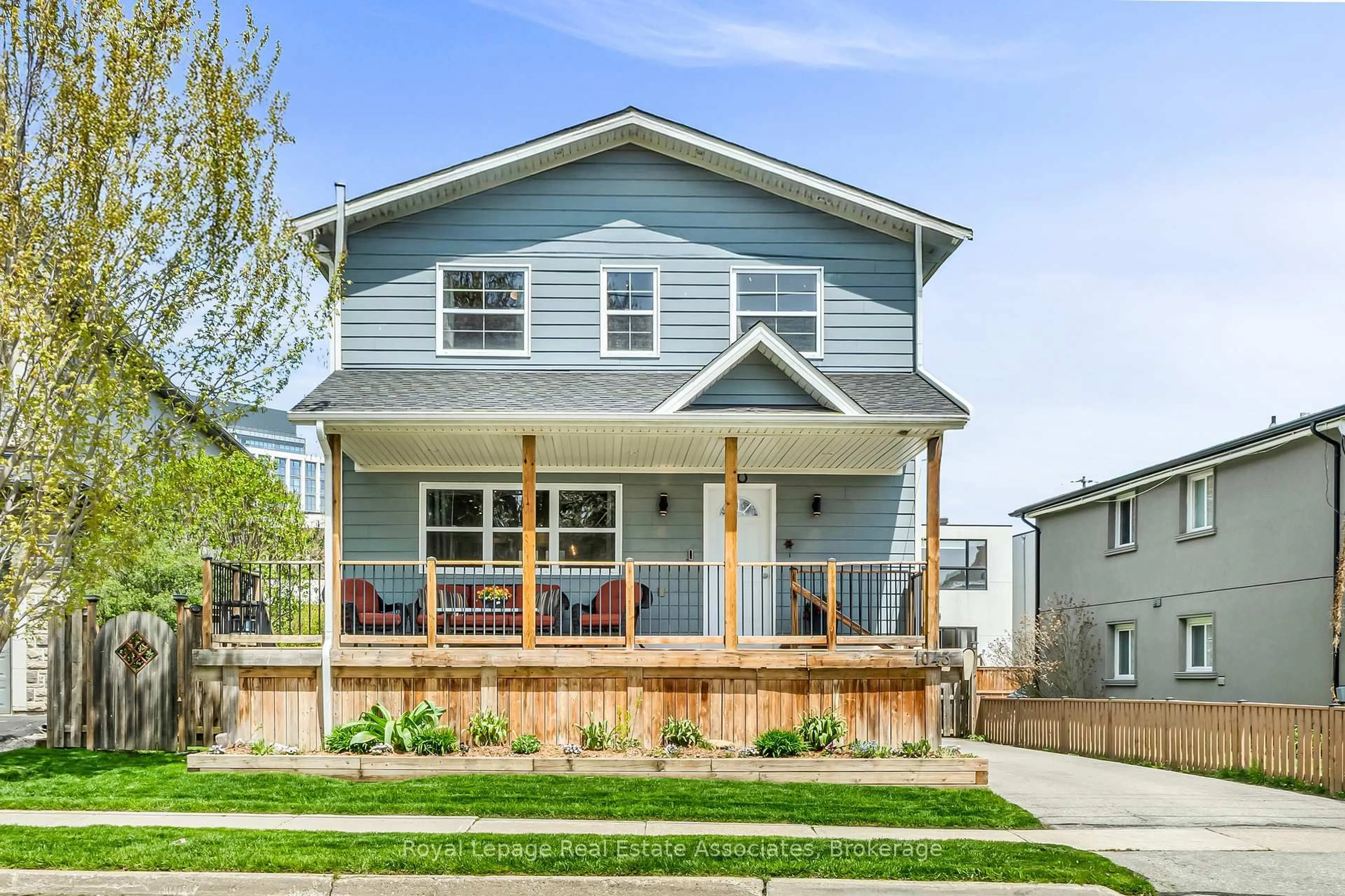 Home with vinyl exterior material, street for 1043 Shaw Dr, Mississauga Ontario L5G 3Z3
