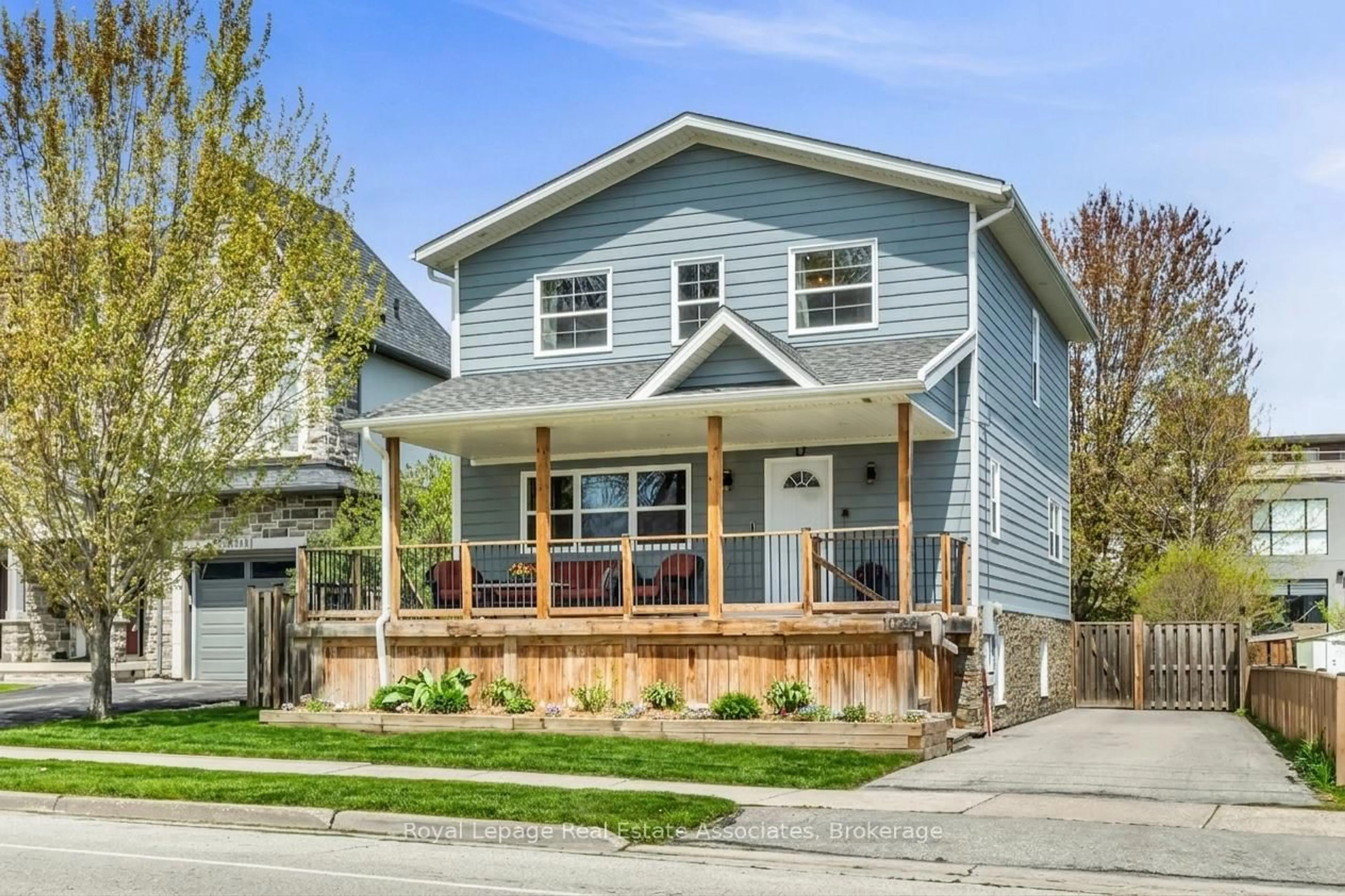 Home with vinyl exterior material, street for 1043 Shaw Dr, Mississauga Ontario L5G 3Z3