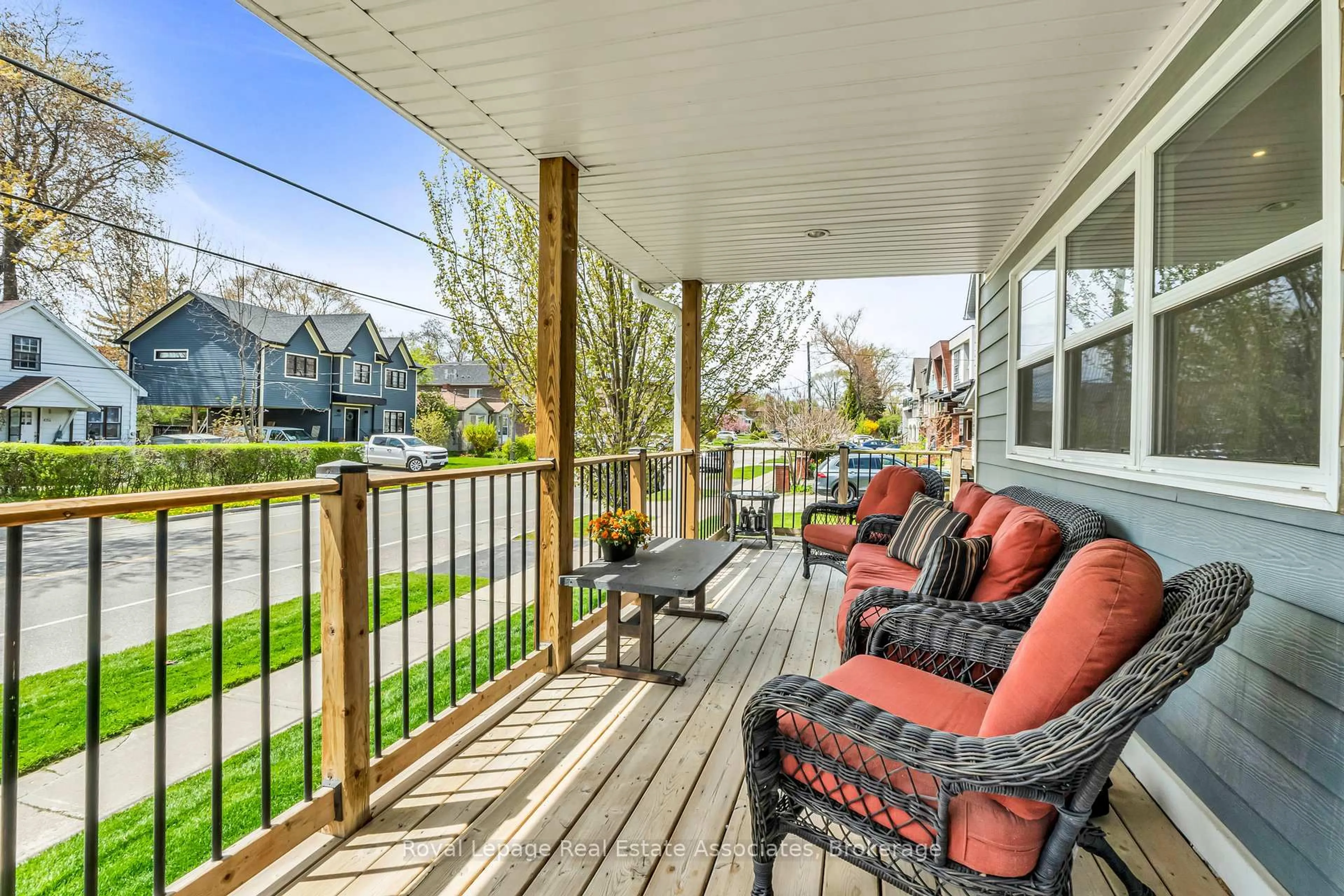 Patio, street for 1043 Shaw Dr, Mississauga Ontario L5G 3Z3