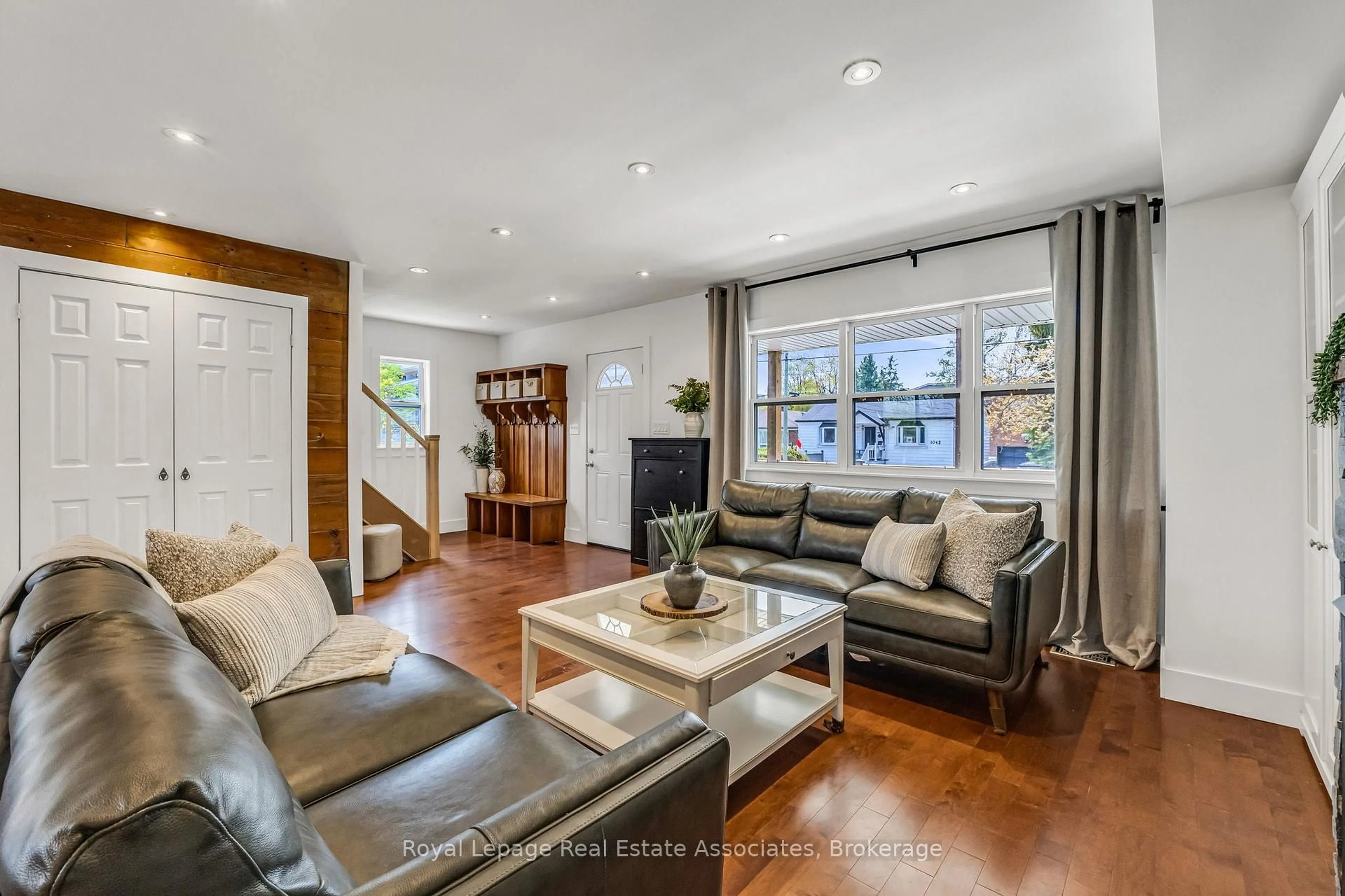 Living room with furniture, unknown for 1043 Shaw Dr, Mississauga Ontario L5G 3Z3