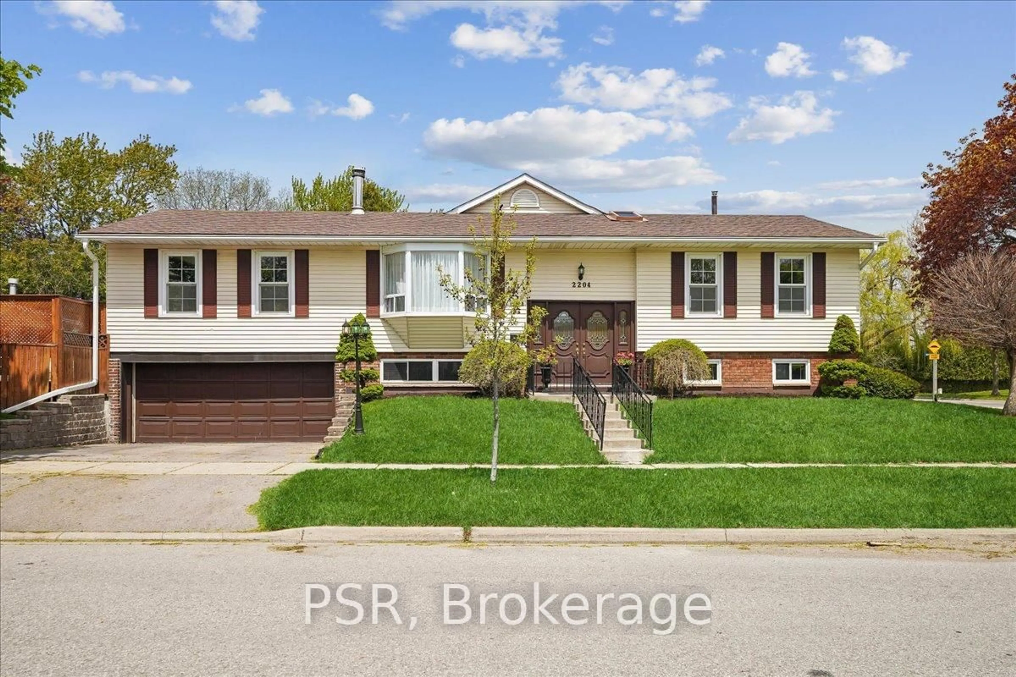 Home with brick exterior material, street for 2204 Cartier Cres, Burlington Ontario L7P 2Z5