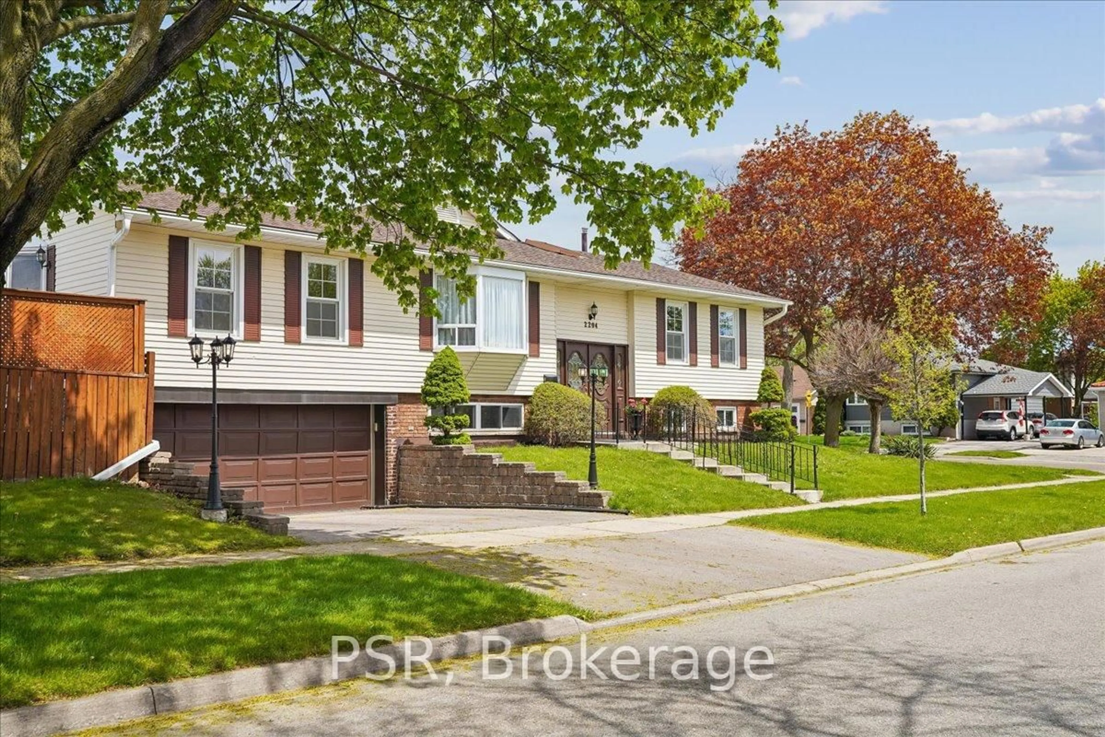 Home with brick exterior material, street for 2204 Cartier Cres, Burlington Ontario L7P 2Z5