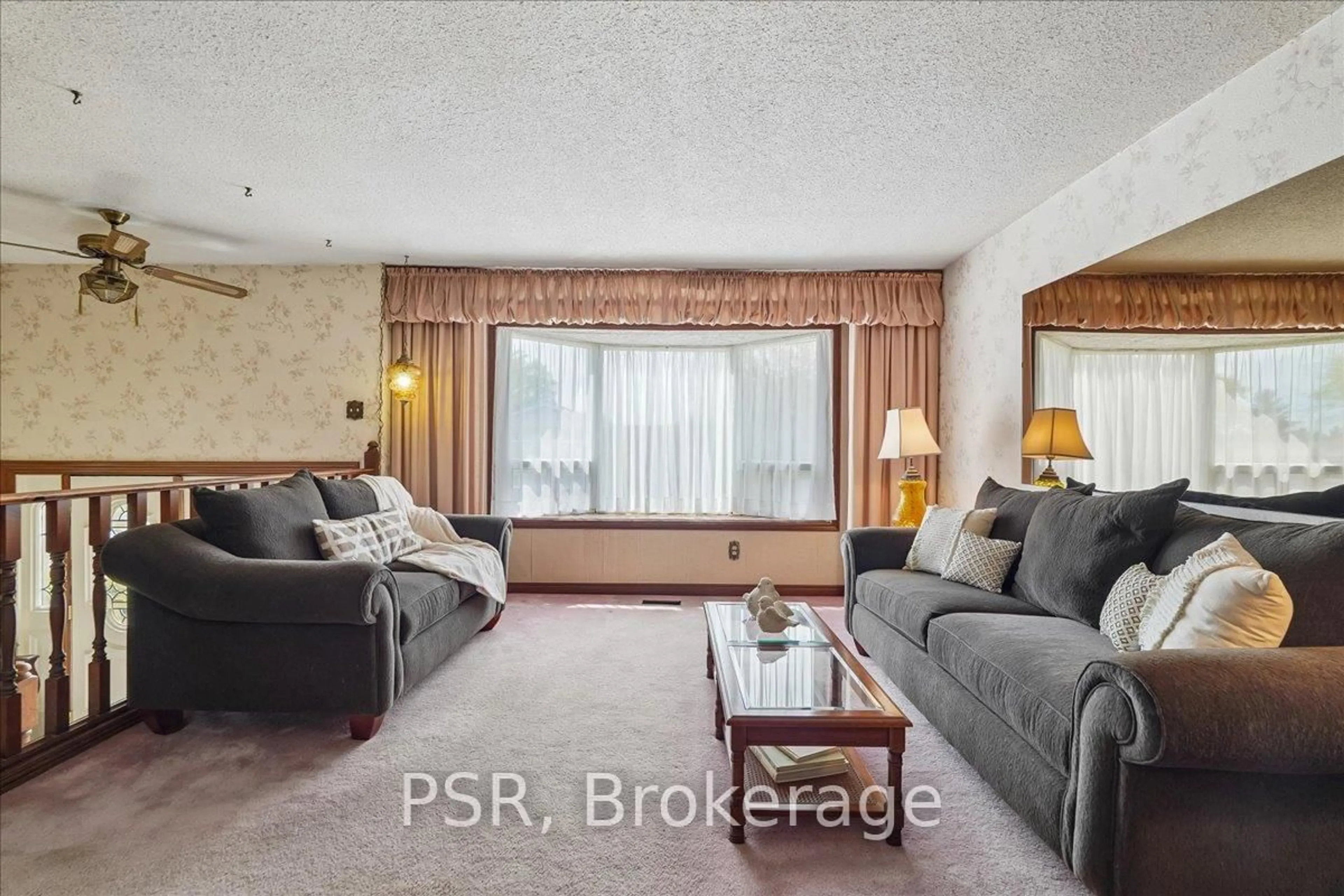 Living room with furniture, unknown for 2204 Cartier Cres, Burlington Ontario L7P 2Z5
