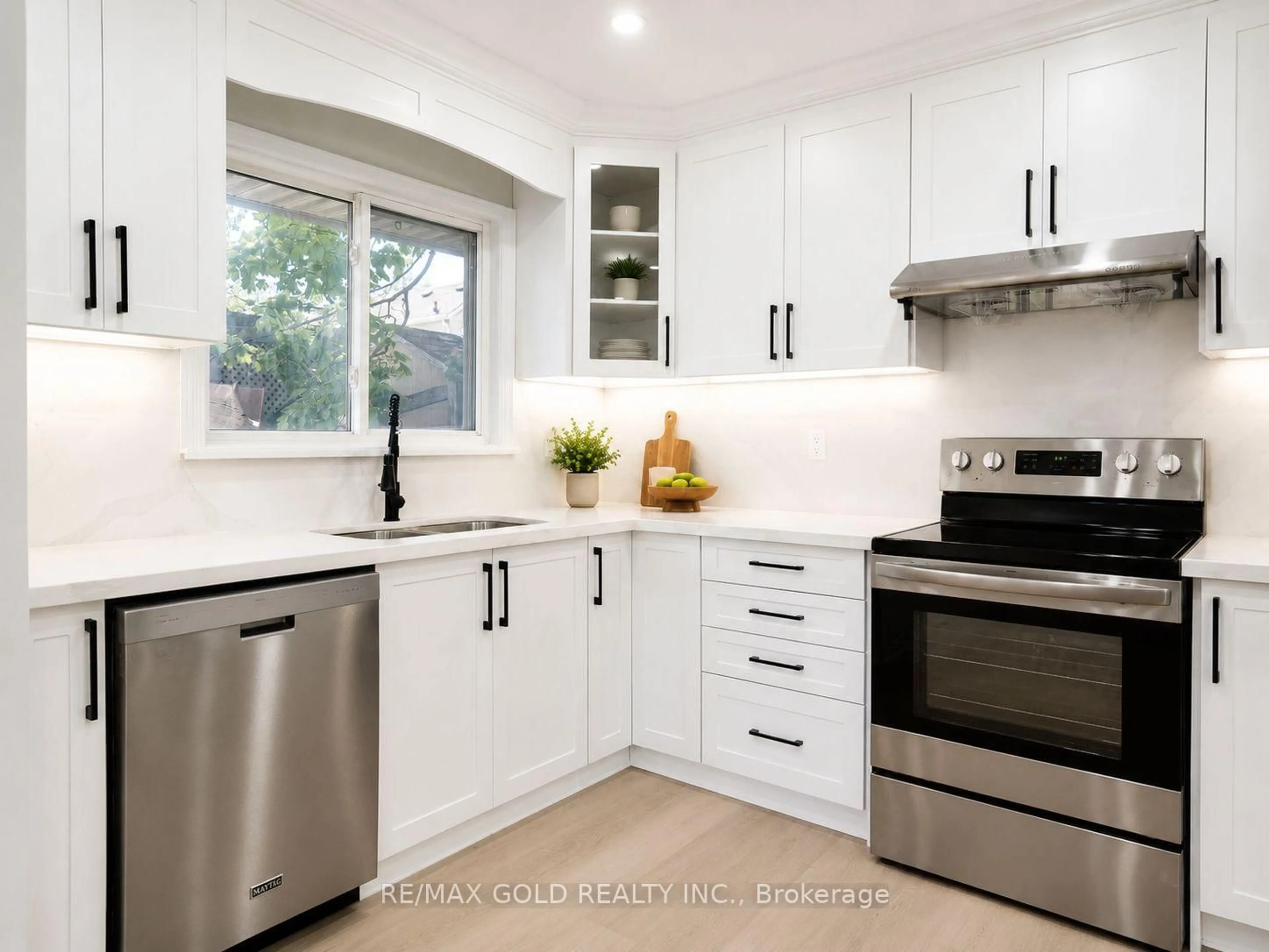 Contemporary kitchen, ceramic/tile floor for 3 Hemlark Crt, Brampton Ontario L6S 2B7