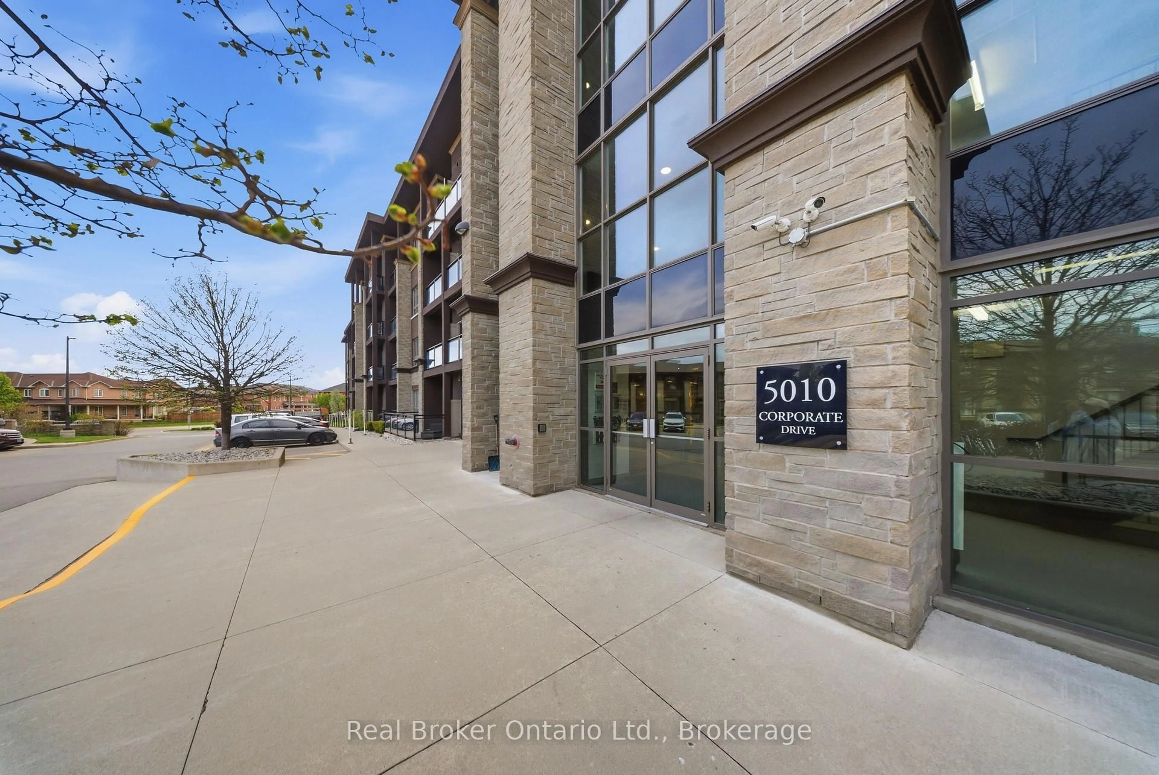 Patio, building for 5010 Corporate Dr #109, Burlington Ontario L7L 0H6