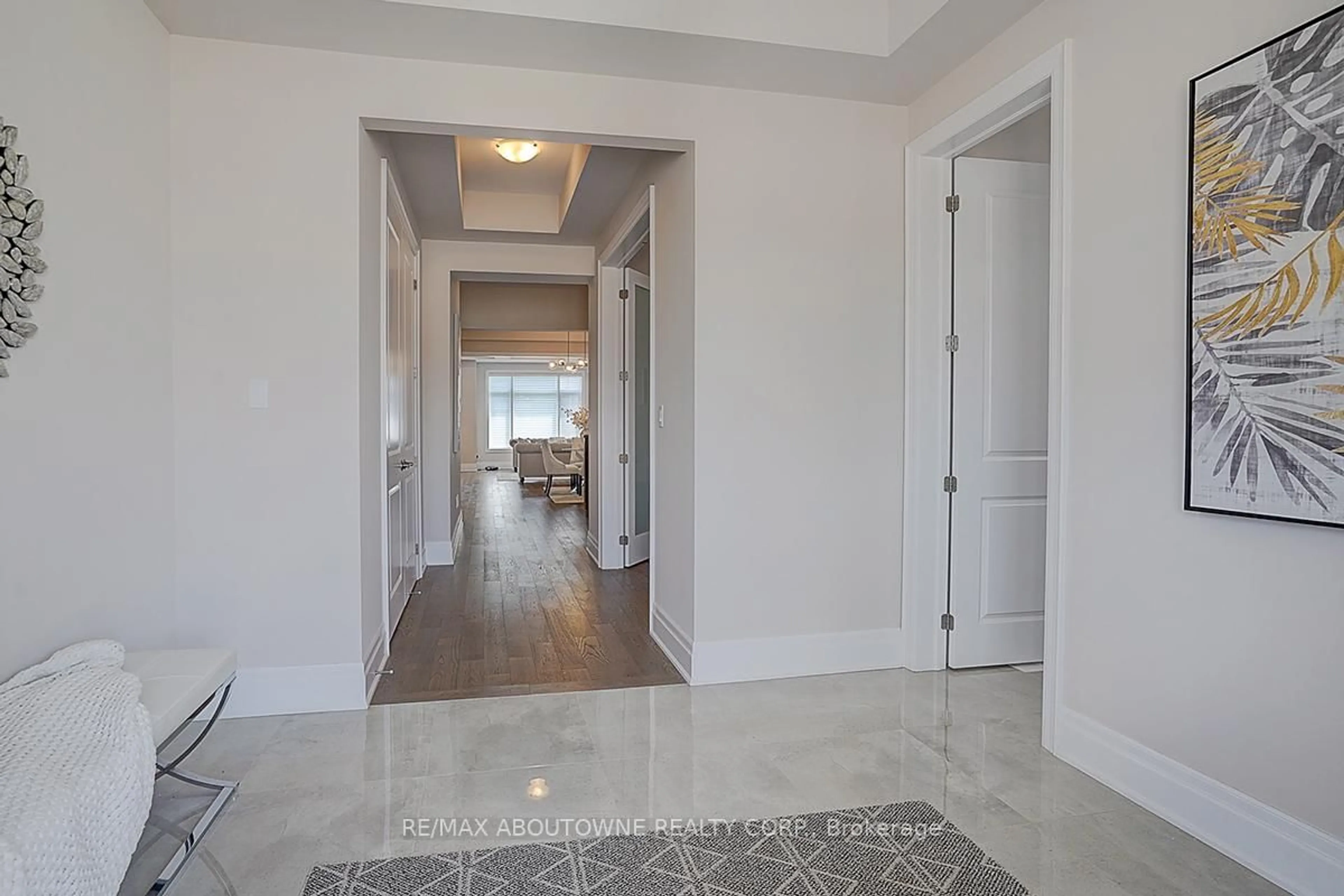 Indoor entryway for 1362 LYNX Gdns, Oakville Ontario L6H 8A1