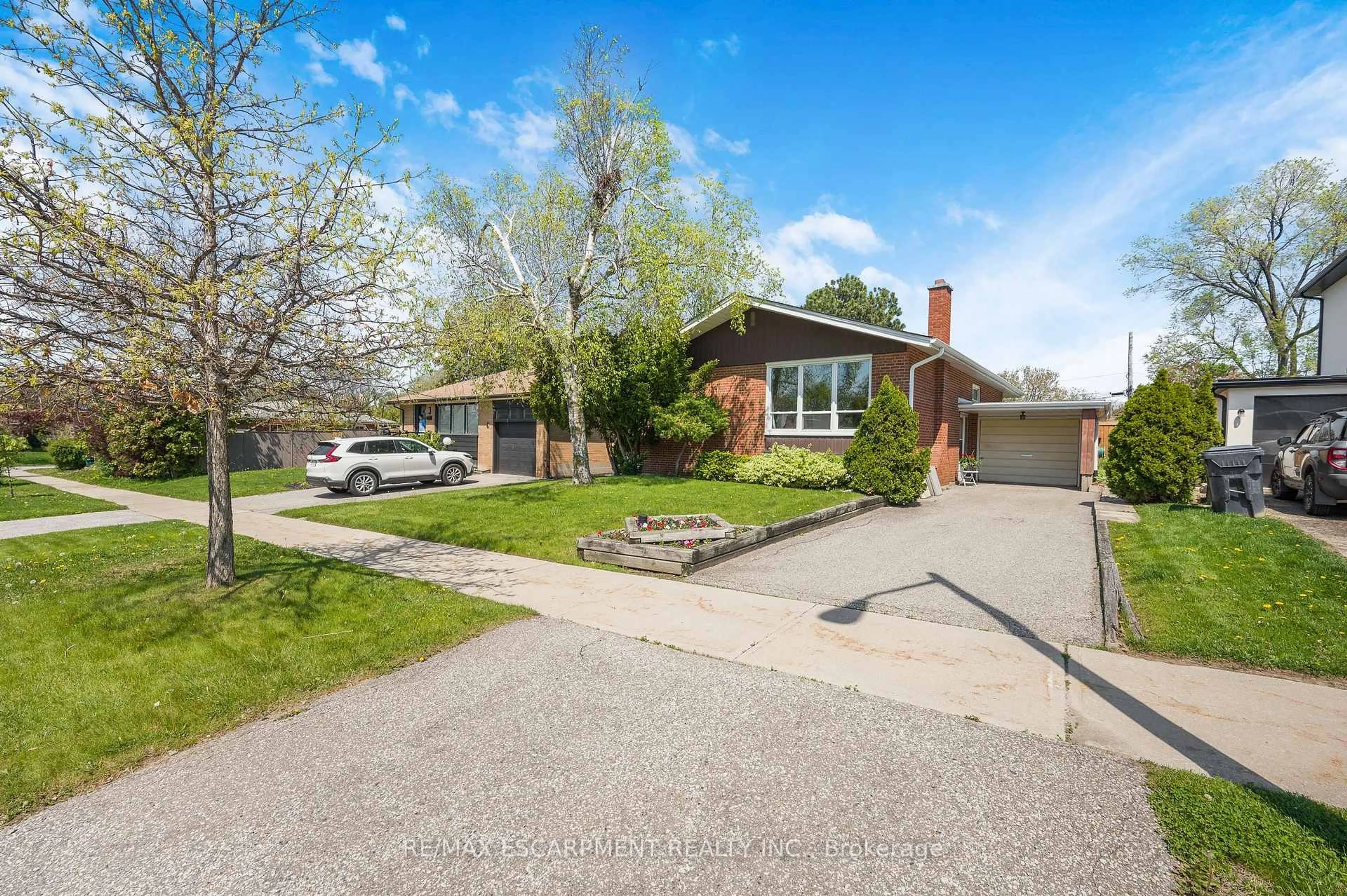 A pic from outside/outdoor area/front of a property/back of a property/a pic from drone, street for 6 Deanefield Cres, Toronto Ontario M9B 3B3