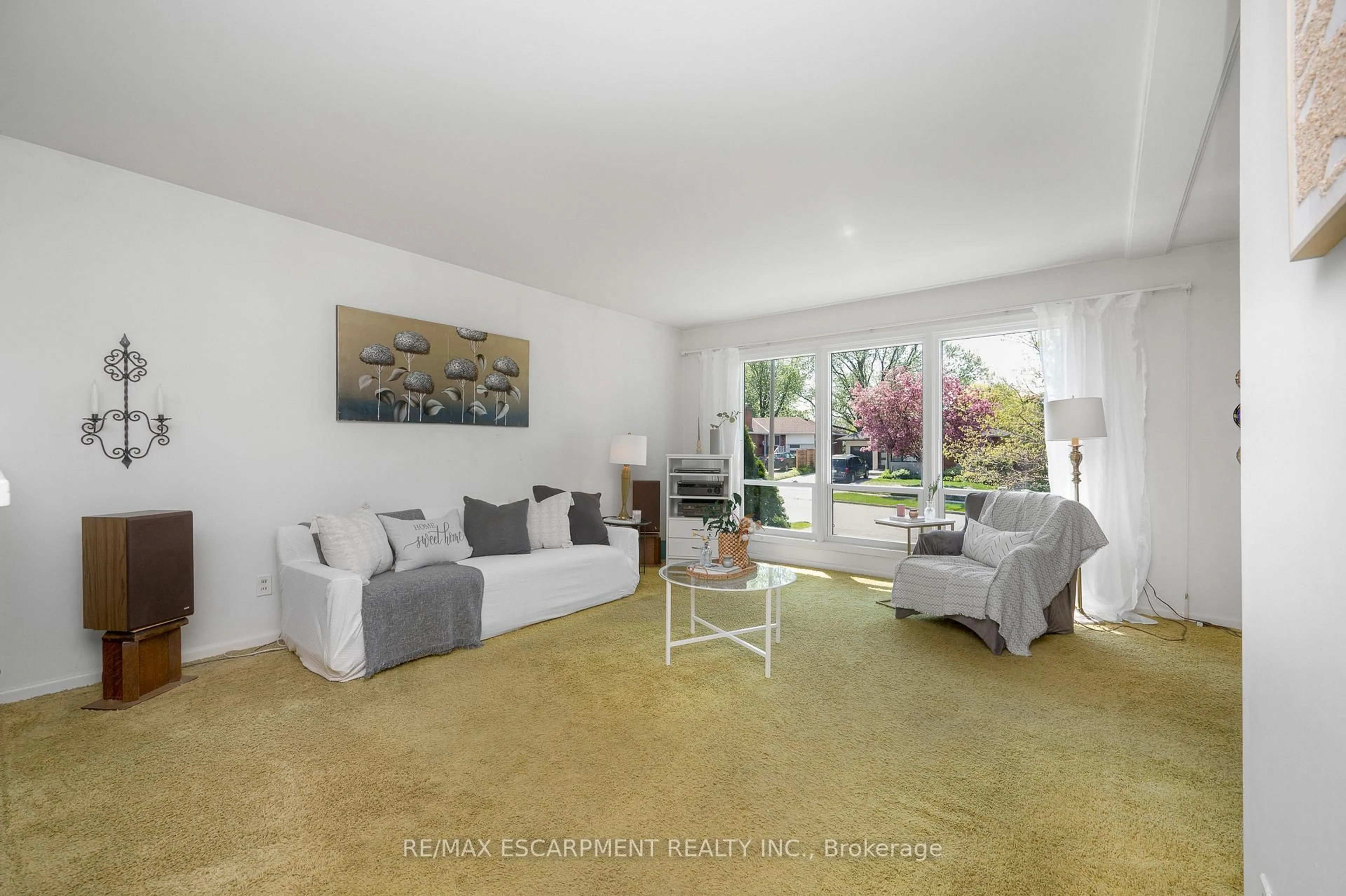 Living room with furniture, unknown for 6 Deanefield Cres, Toronto Ontario M9B 3B3