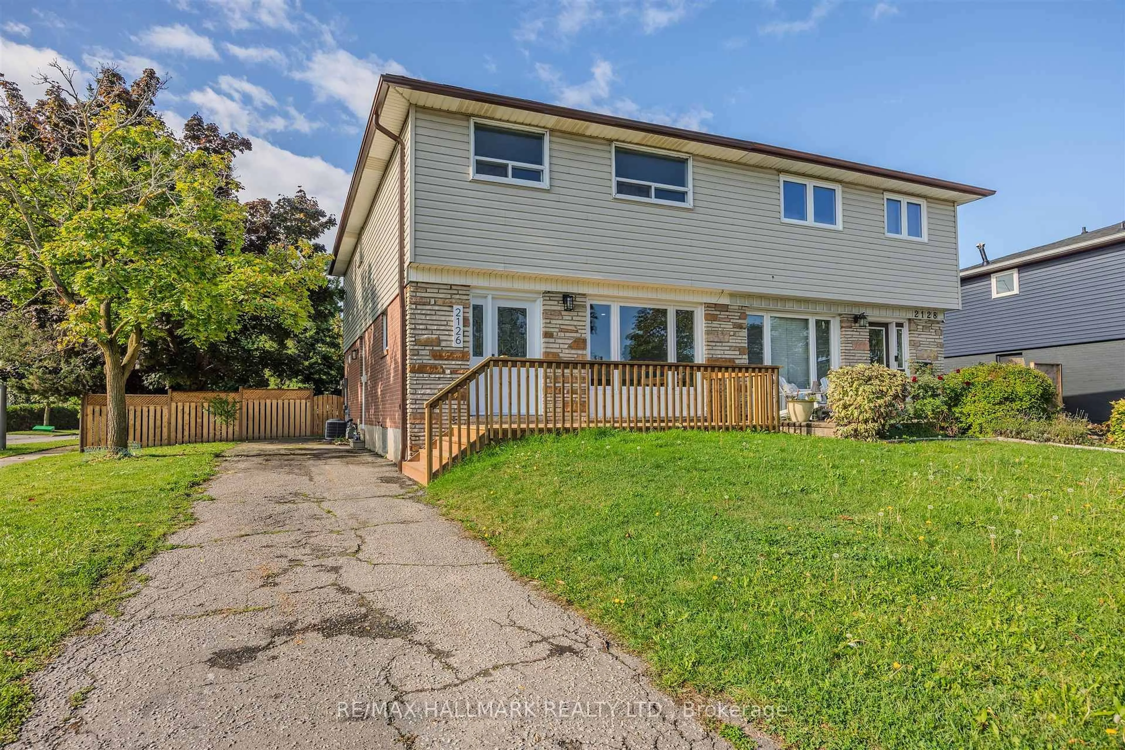 A pic from outside/outdoor area/front of a property/back of a property/a pic from drone, street for 2126 Pashak Crt, Mississauga Ontario L5A 1H7