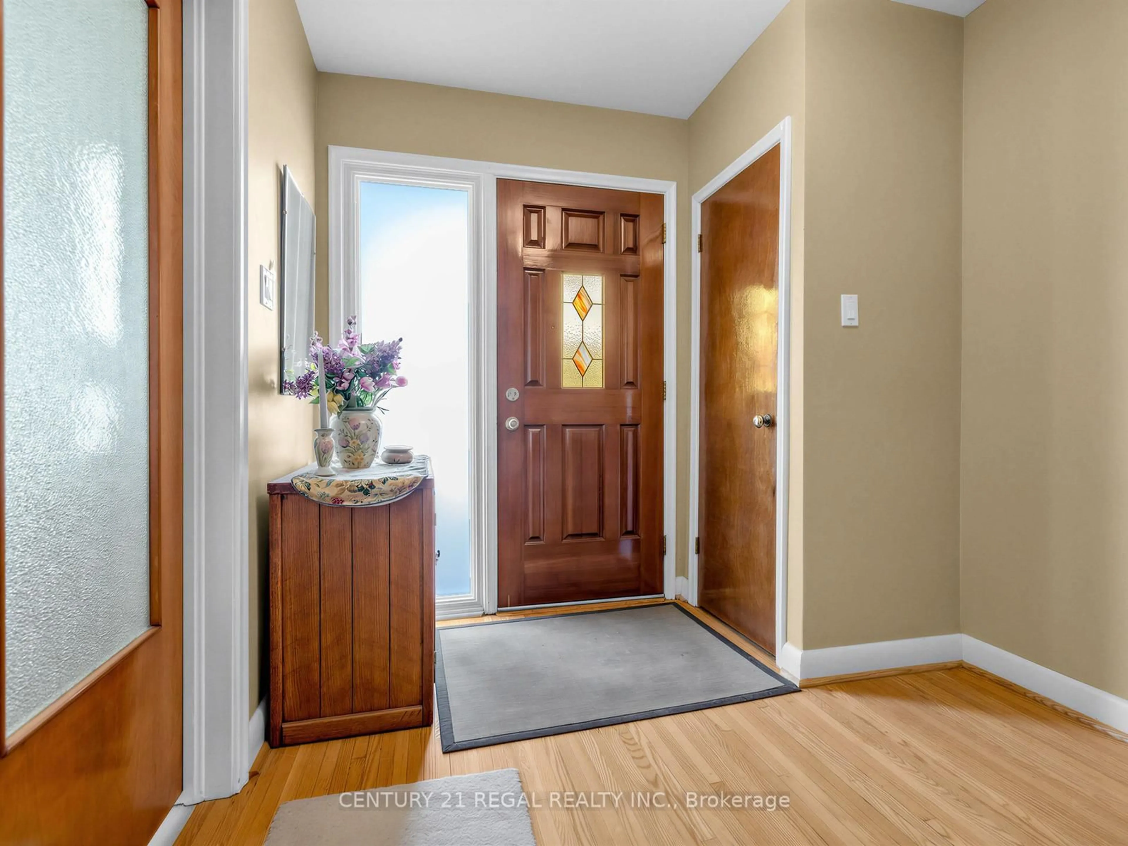 Indoor entryway for 1062 Glengrove Ave, Toronto Ontario M6B 2K2