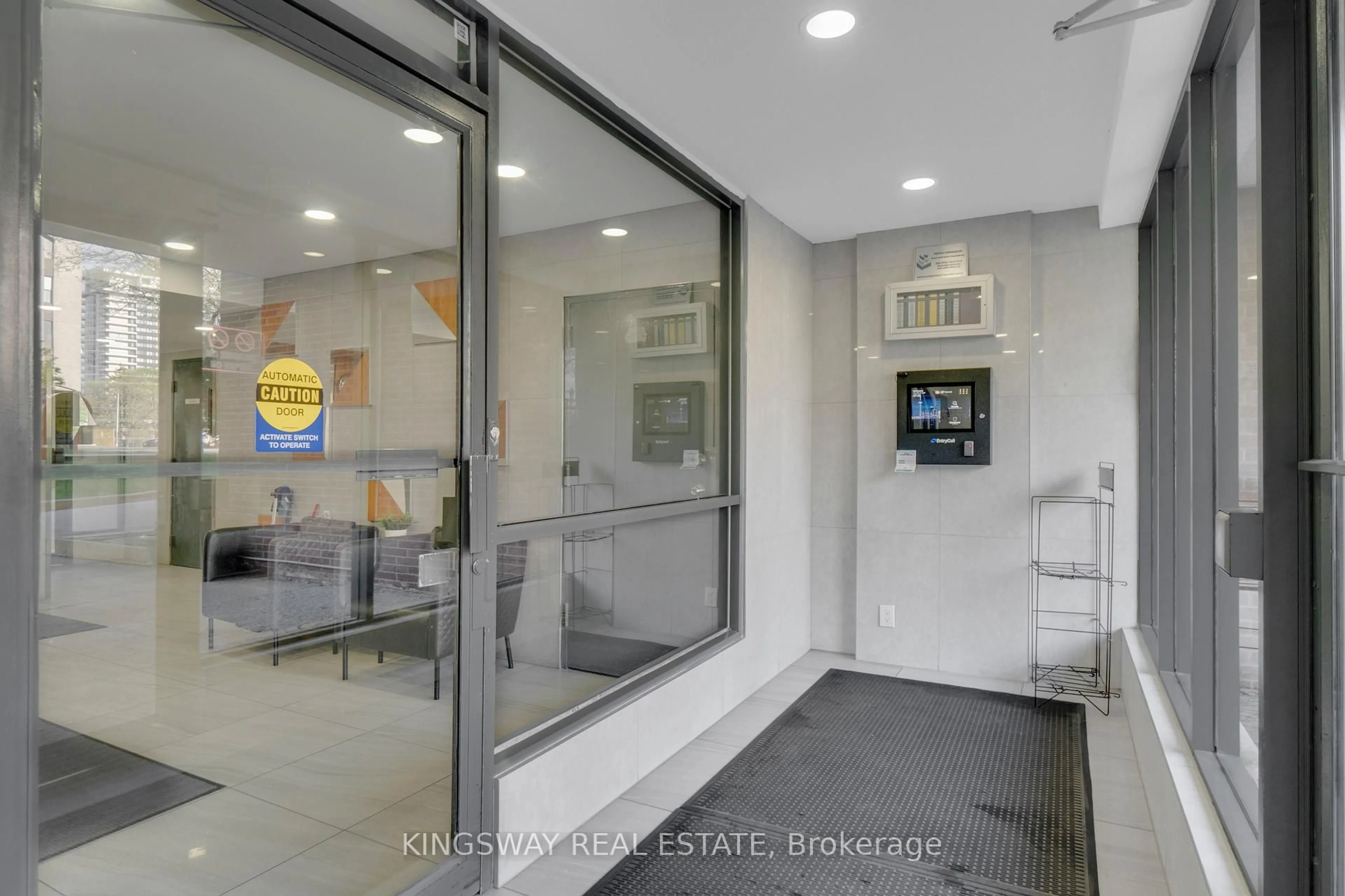 Indoor foyer for 1395 Williamsport Dr #347, Mississauga Ontario L4X 2T4