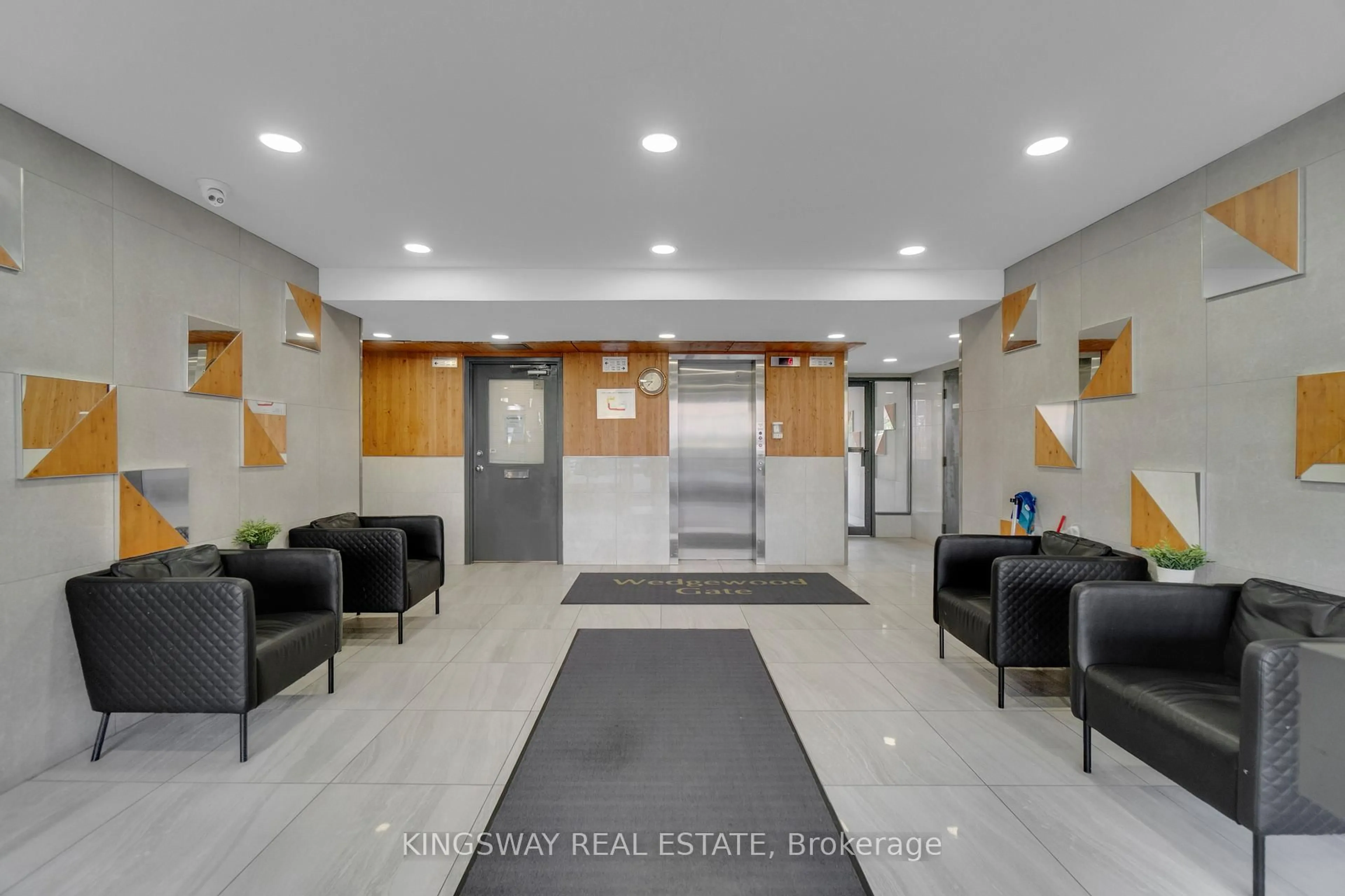 Indoor foyer for 1395 Williamsport Dr #347, Mississauga Ontario L4X 2T4