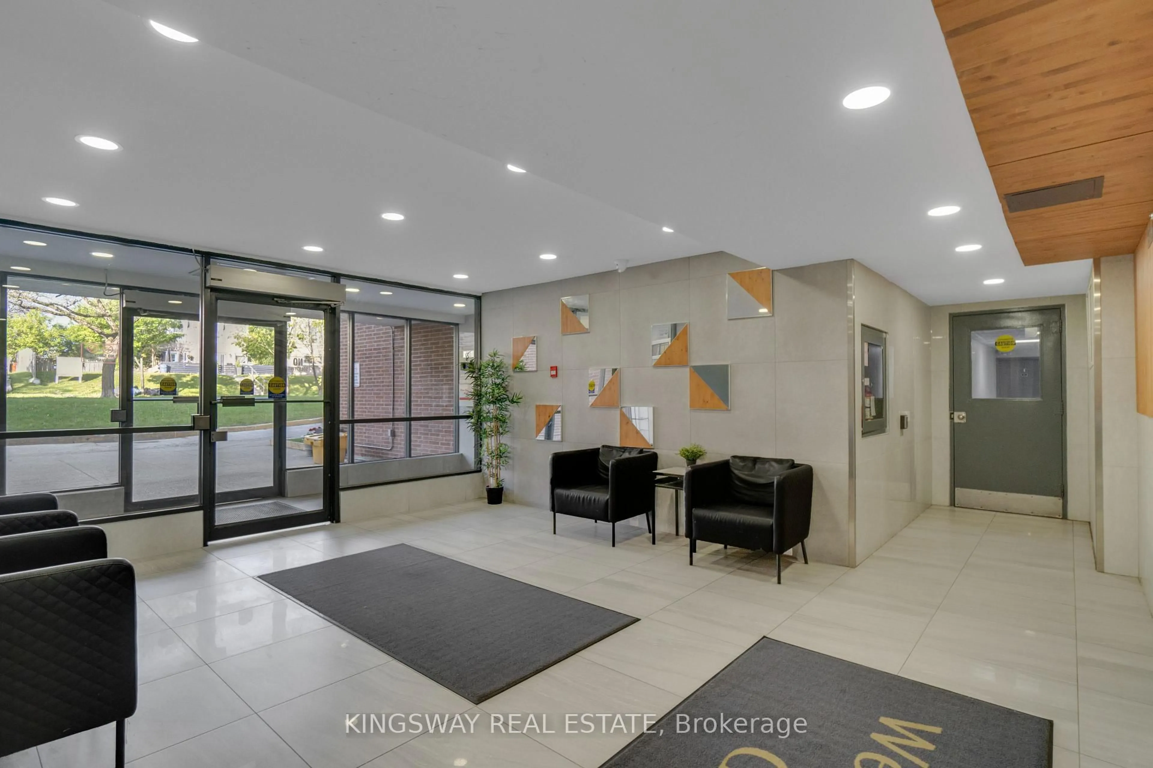 Indoor foyer for 1395 Williamsport Dr #347, Mississauga Ontario L4X 2T4