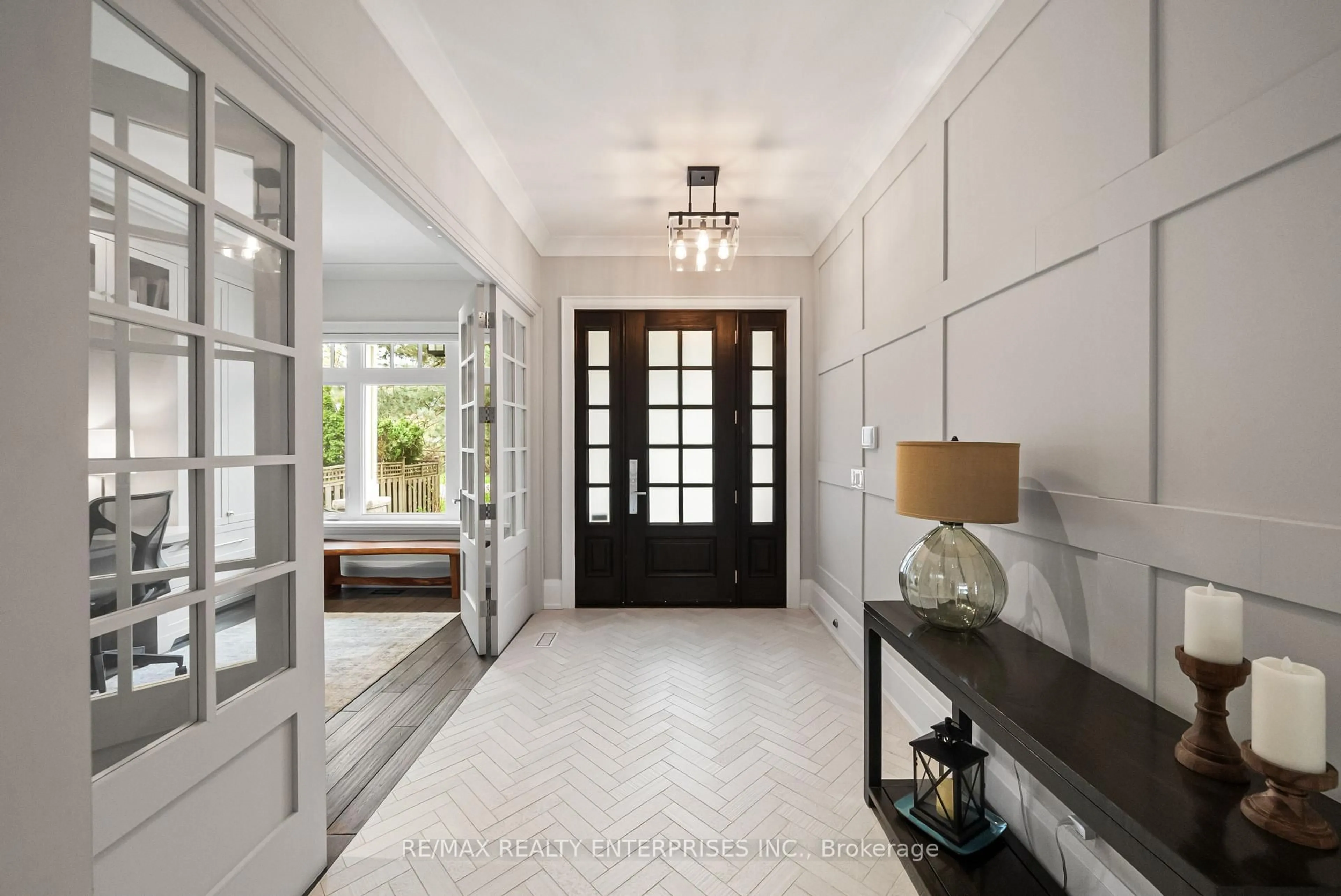 Indoor entryway for 1343 Milton Ave, Mississauga Ontario L5G 3C5