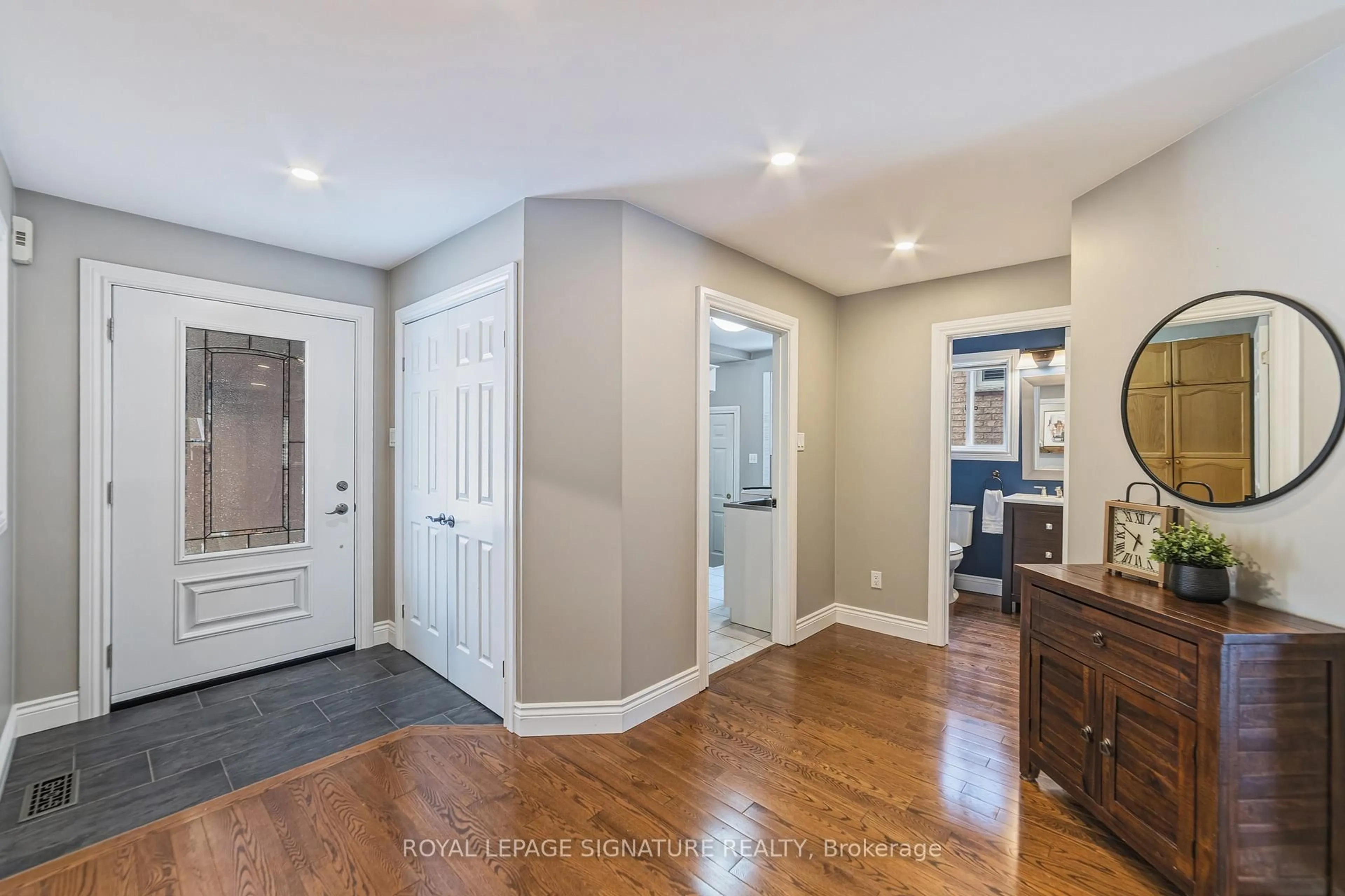 Indoor entryway for 26 Nazer St, Halton Hills Ontario L7G 5X8