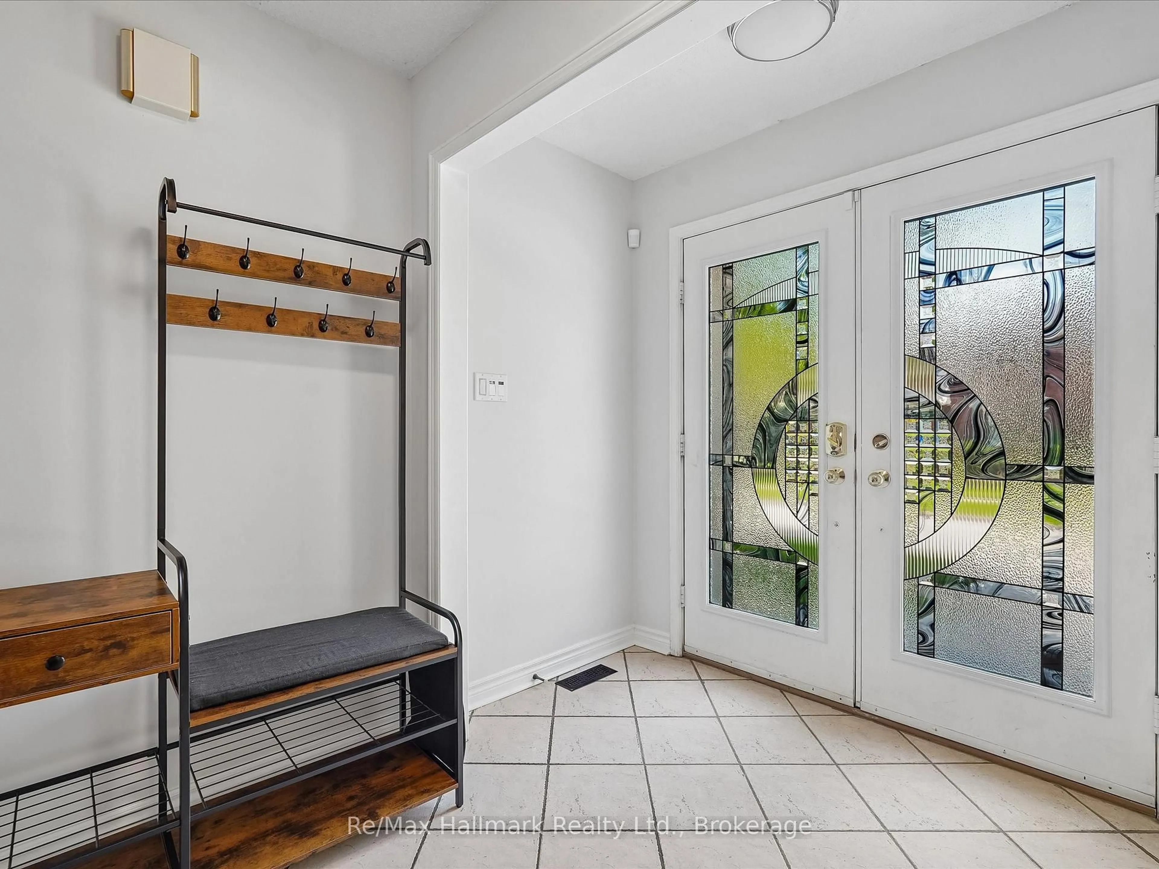 Indoor entryway for 560 Chillingham Cres, Oakville Ontario L6J 2P2
