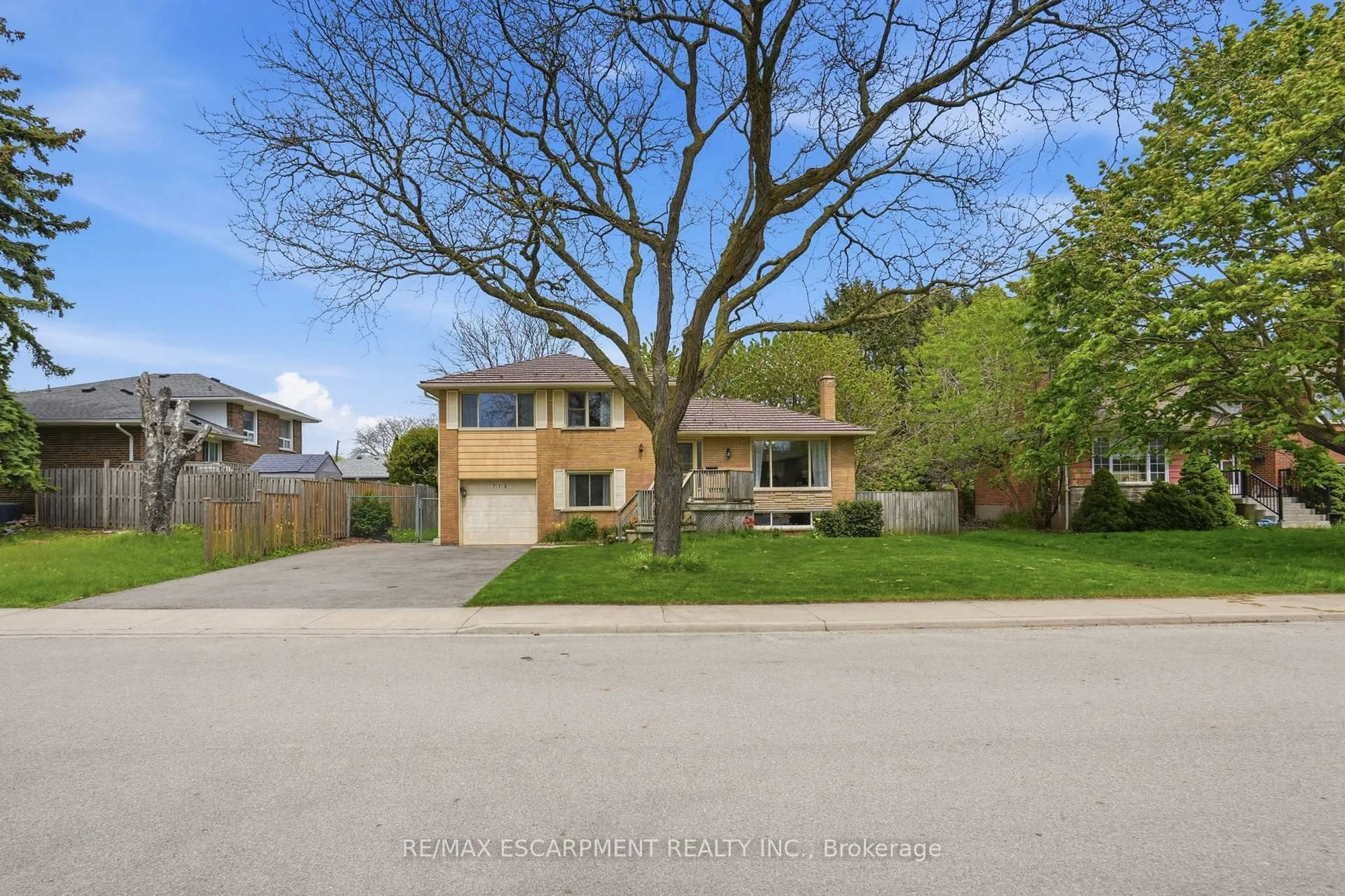 A pic from outside/outdoor area/front of a property/back of a property/a pic from drone, street for 773 Paling Rd, Burlington Ontario L7R 3B6