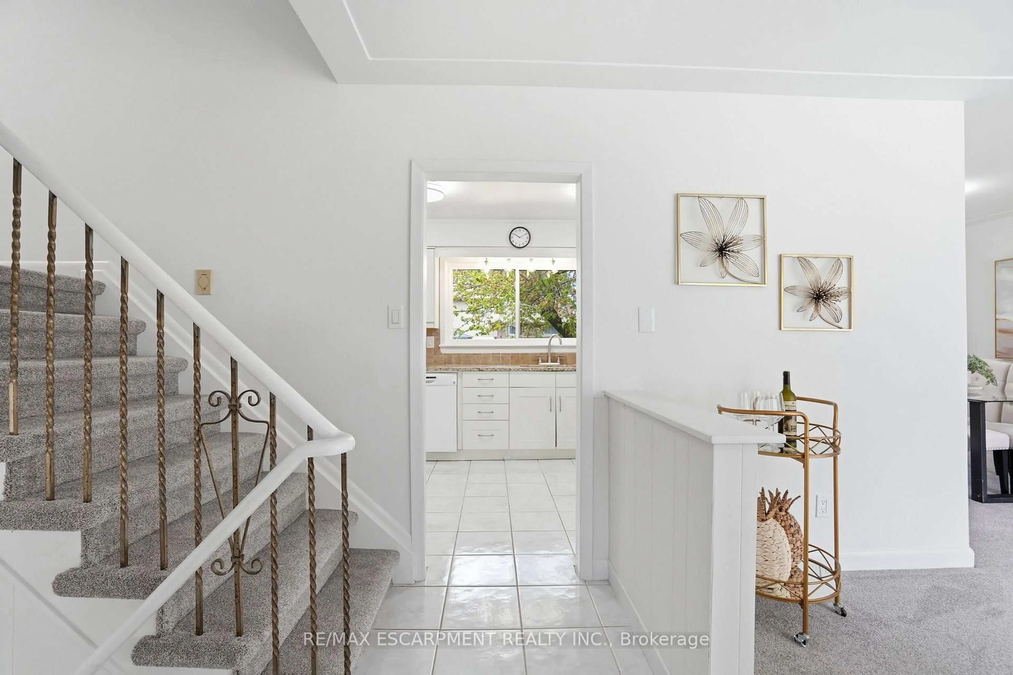 Indoor entryway for 773 Paling Rd, Burlington Ontario L7R 3B6