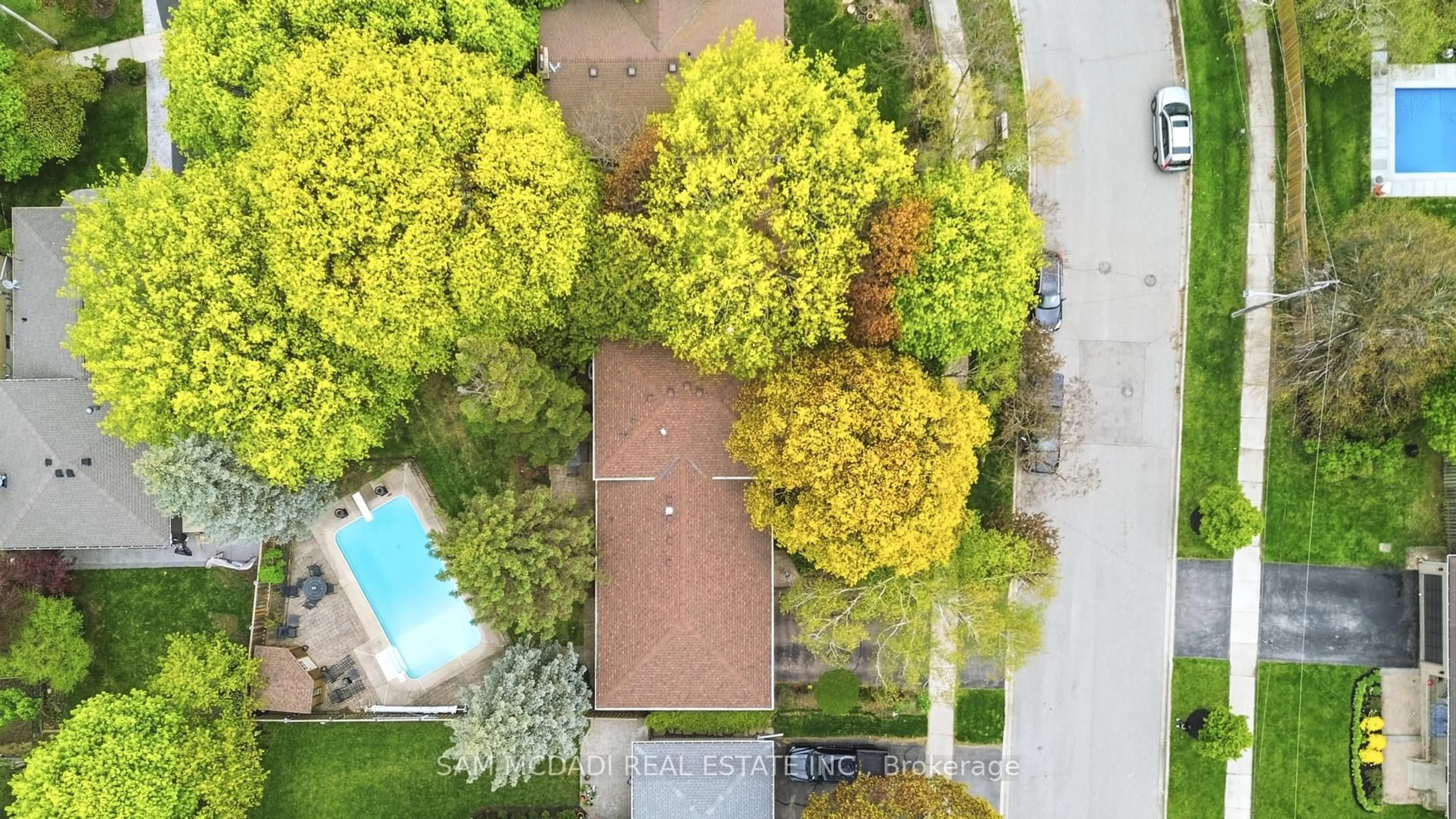 A pic from outside/outdoor area/front of a property/back of a property/a pic from drone, unknown for 1477 Agnew Rd, Mississauga Ontario L5J 3G8