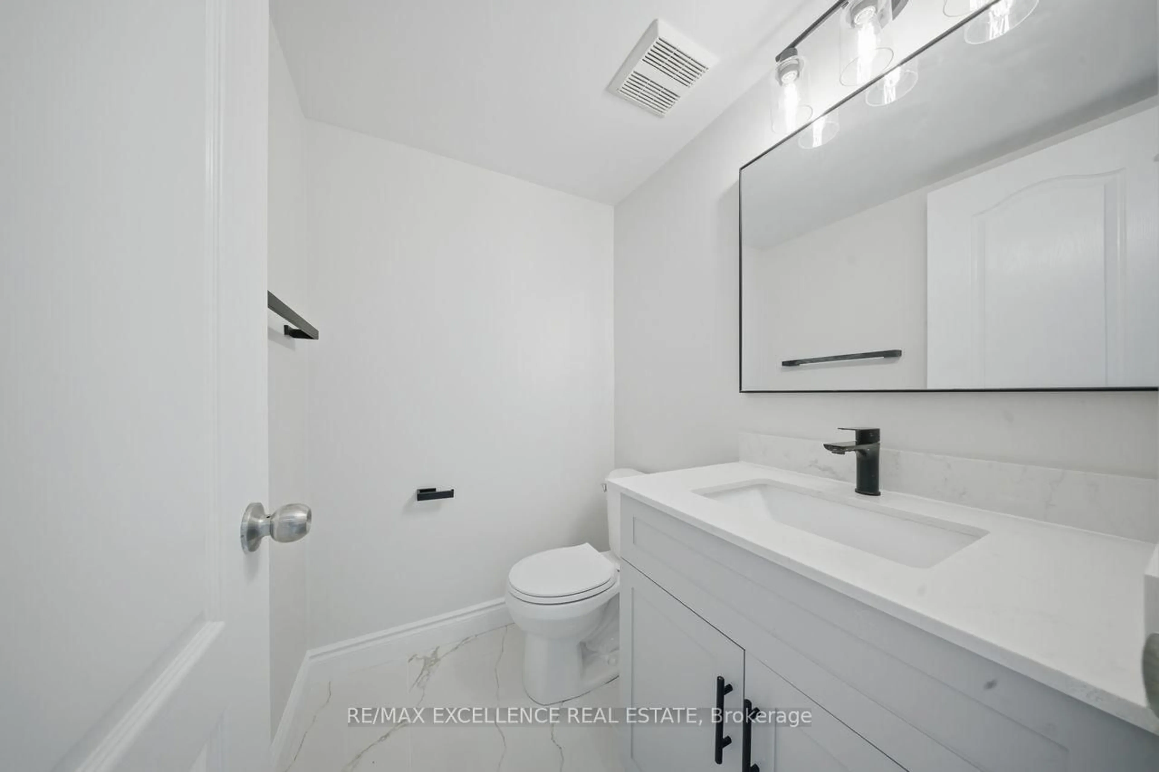 Standard bathroom, ceramic/tile floor for 41 Brentcliff Dr, Brampton Ontario L7A 3E8