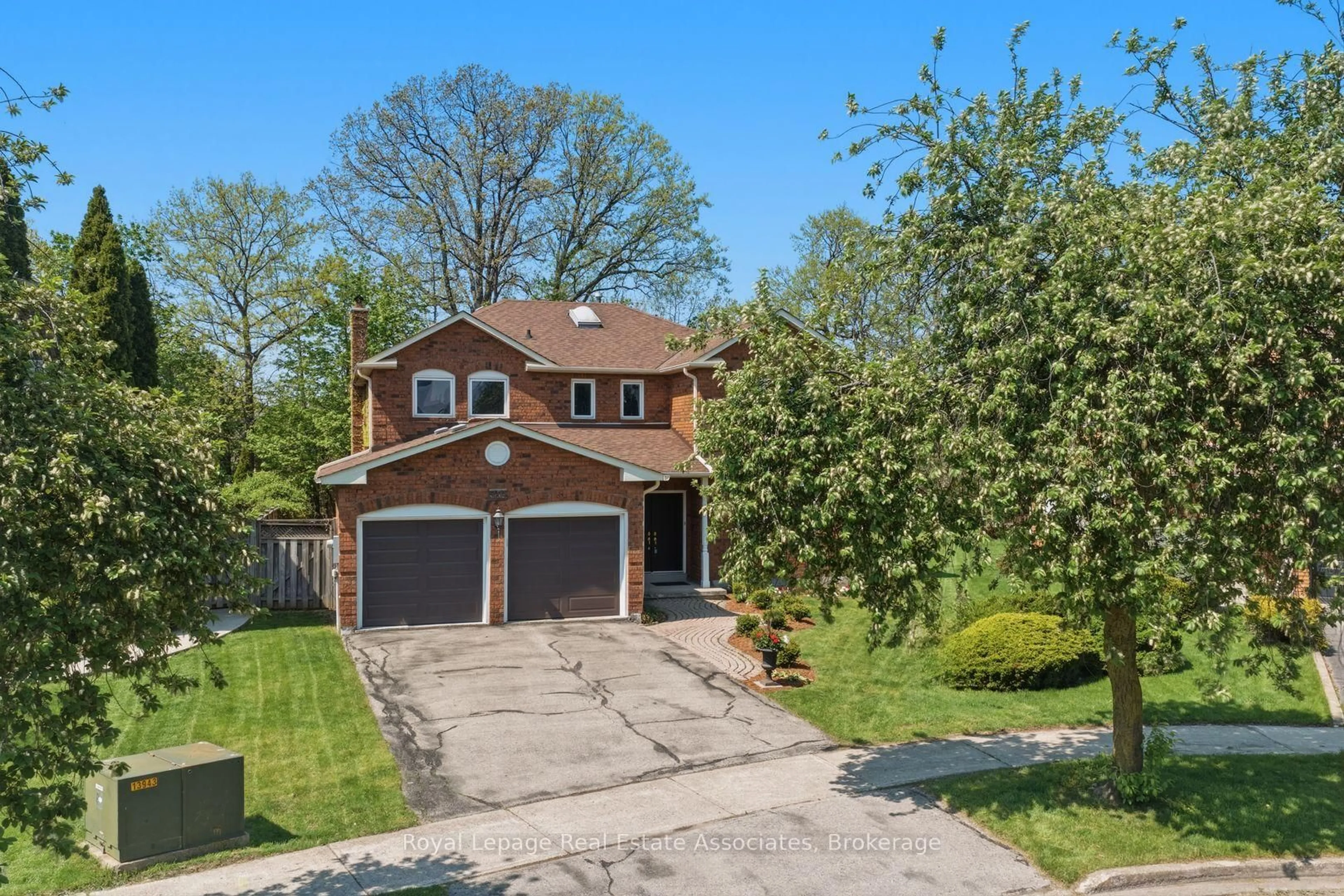 A pic from outside/outdoor area/front of a property/back of a property/a pic from drone, street for 5211 Micmac Cres, Mississauga Ontario L5R 2E2