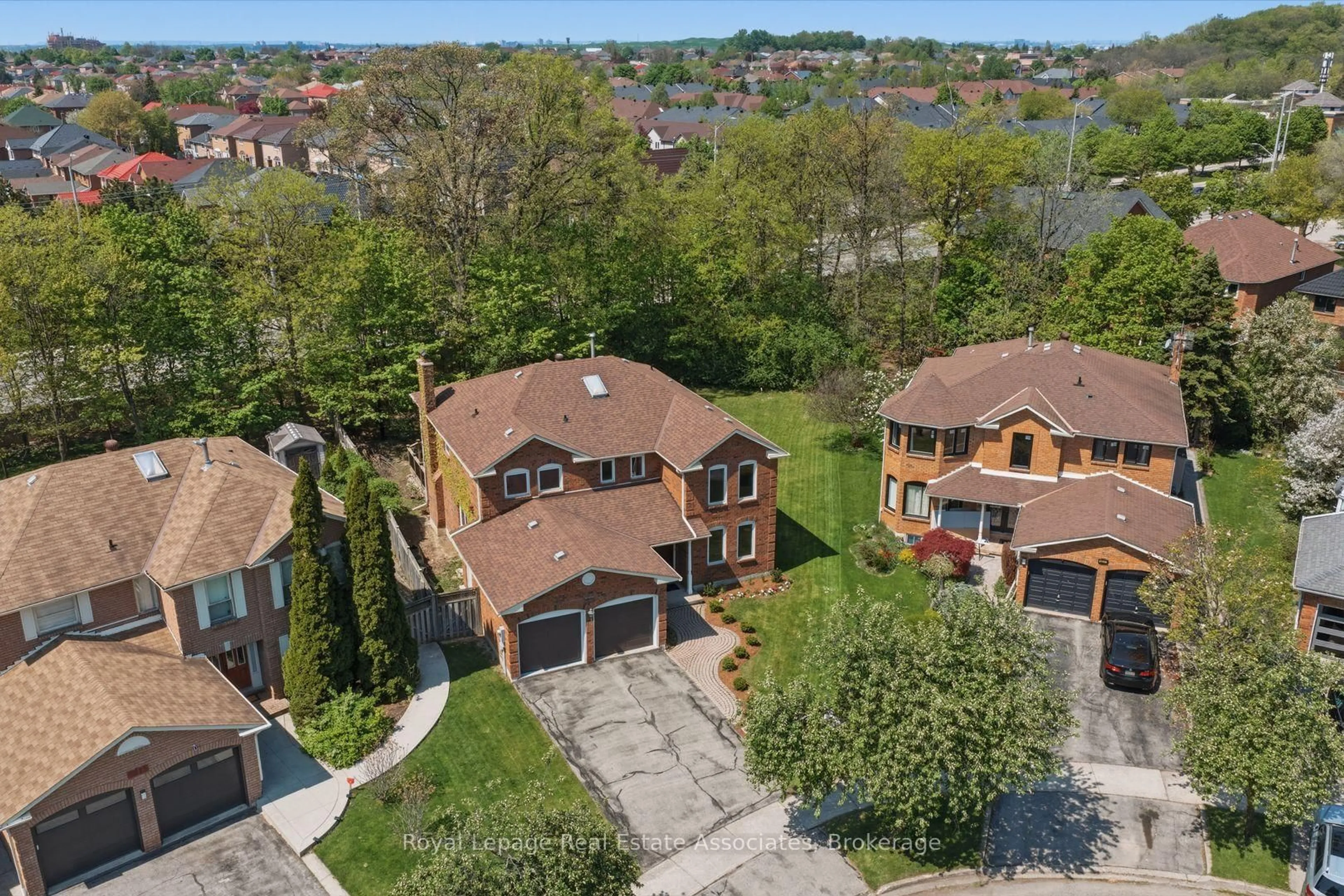 A pic from outside/outdoor area/front of a property/back of a property/a pic from drone, street for 5211 Micmac Cres, Mississauga Ontario L5R 2E2
