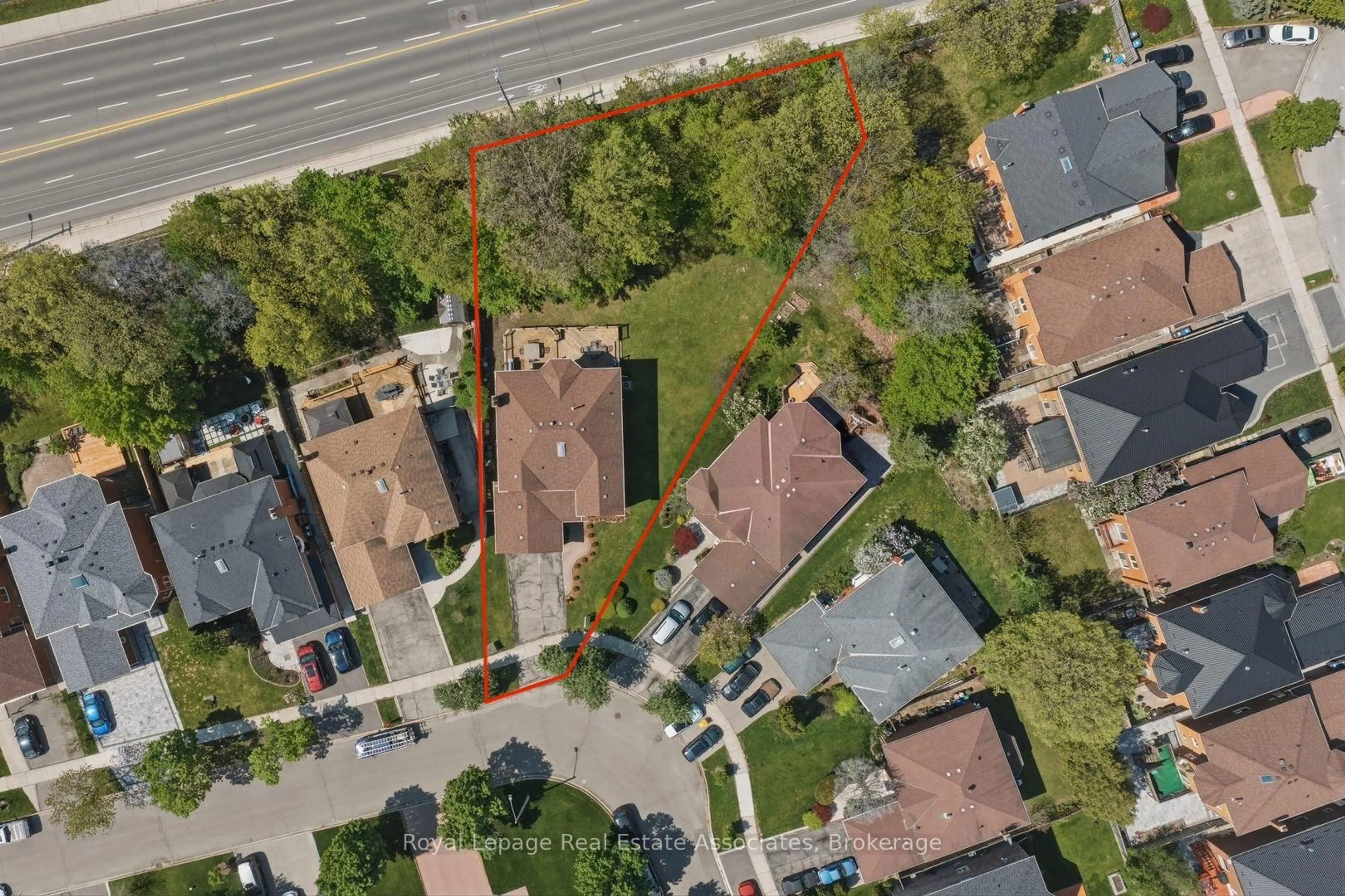 A pic from outside/outdoor area/front of a property/back of a property/a pic from drone, street for 5211 Micmac Cres, Mississauga Ontario L5R 2E2