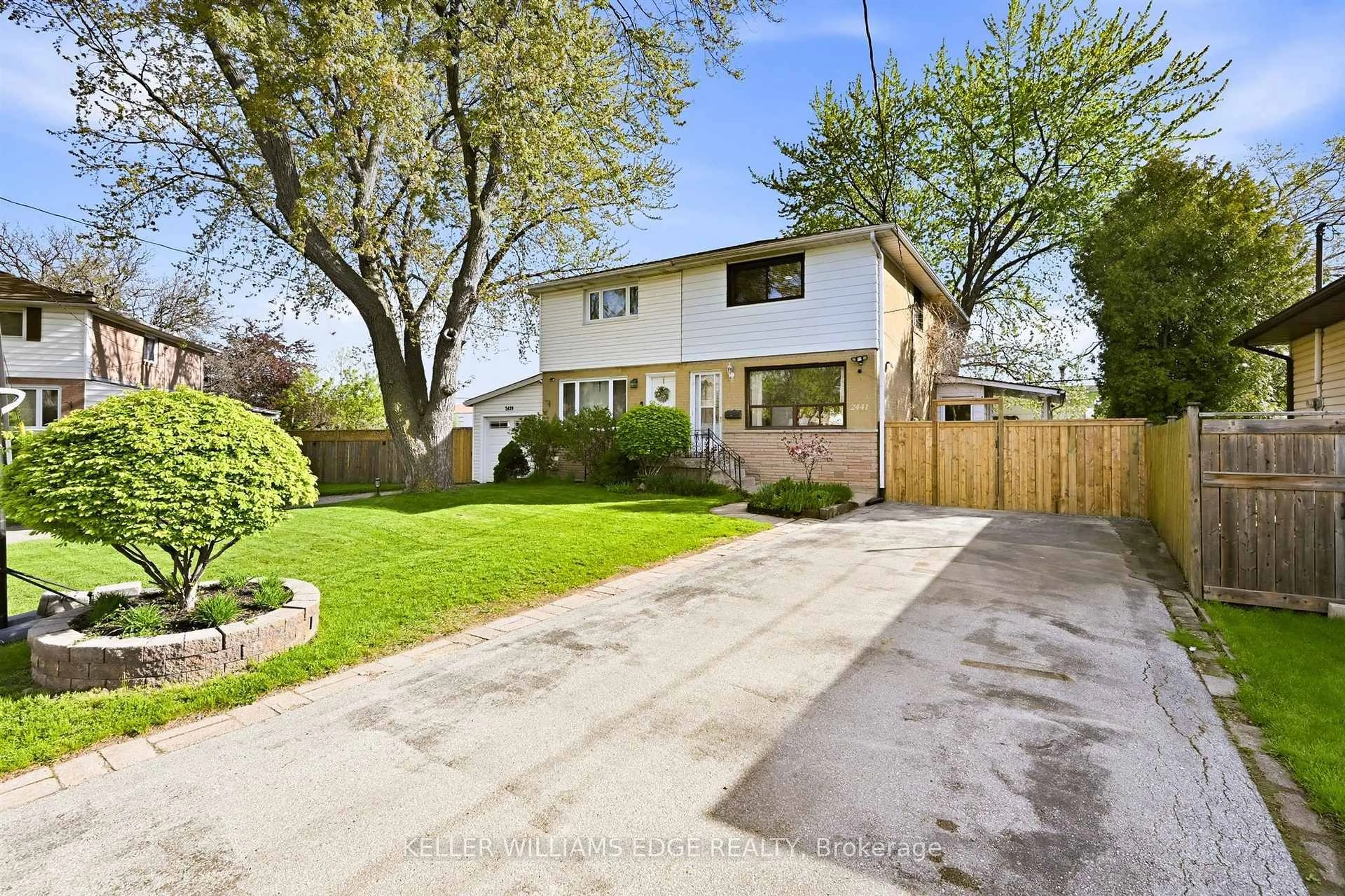 A pic from outside/outdoor area/front of a property/back of a property/a pic from drone, street for 2441 Barclay Rd, Burlington Ontario L7R 2B7