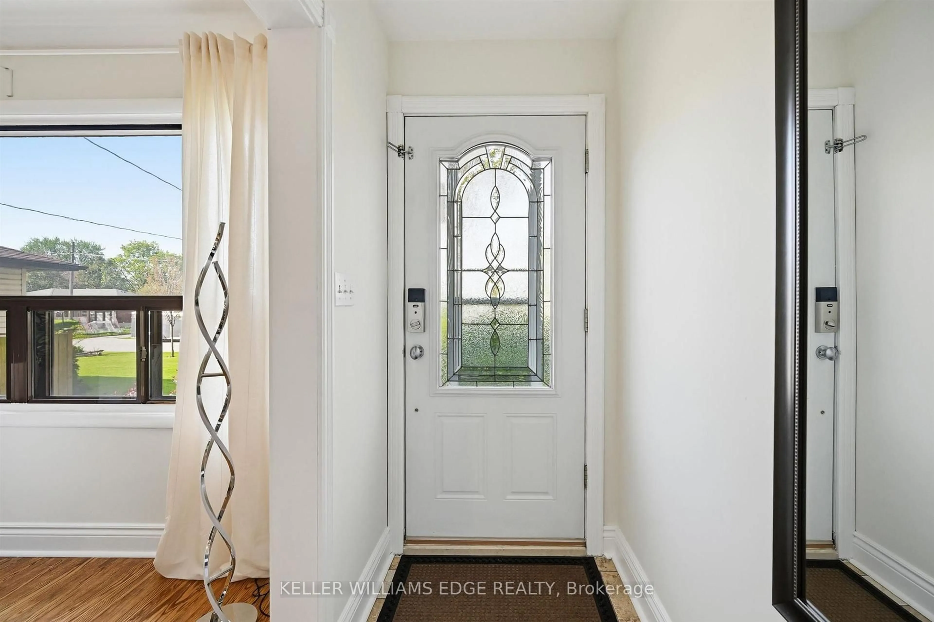 Indoor entryway for 2441 Barclay Rd, Burlington Ontario L7R 2B7