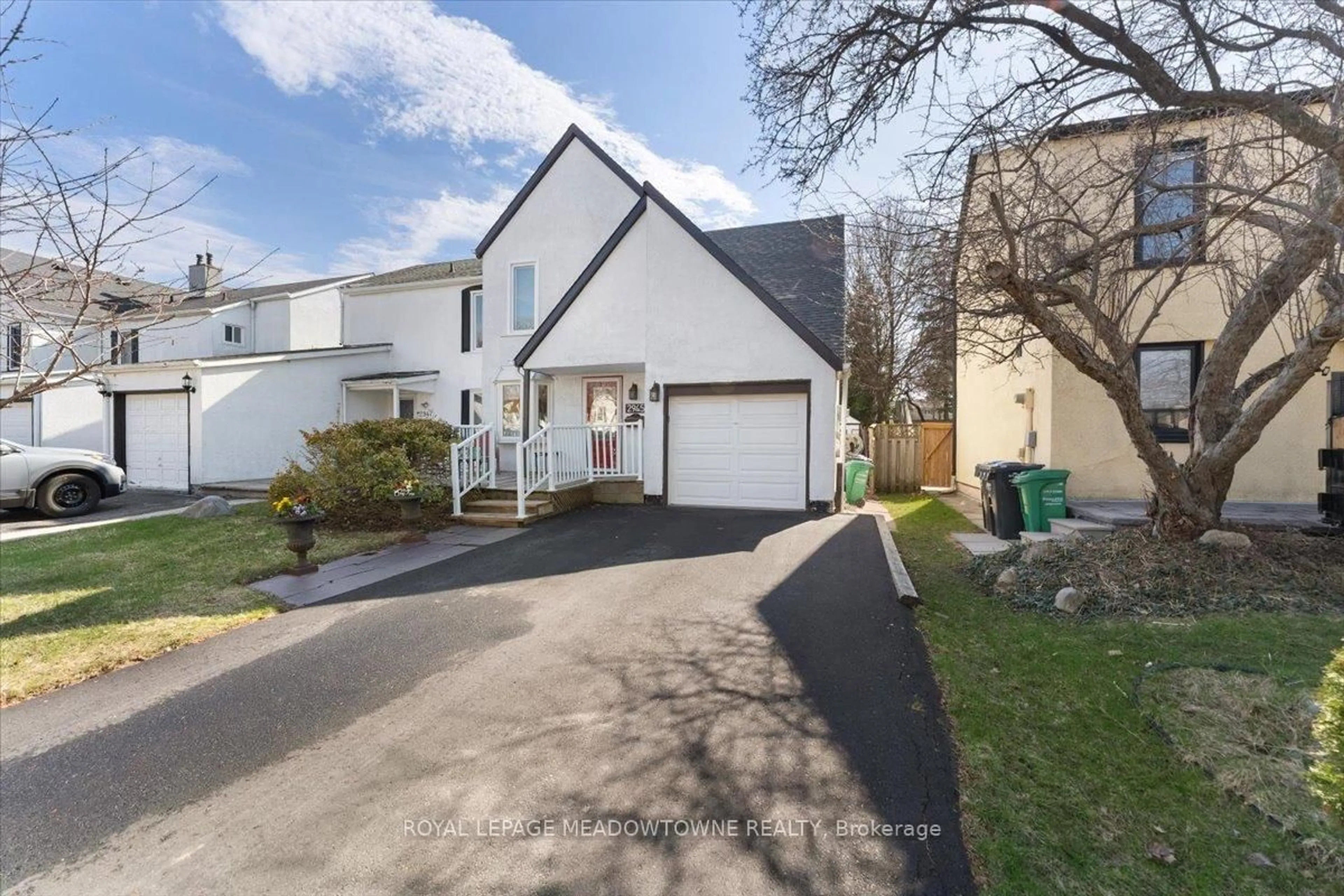 A pic from outside/outdoor area/front of a property/back of a property/a pic from drone, street for 2945 Nipiwin Dr, Mississauga Ontario L5N 1Y1