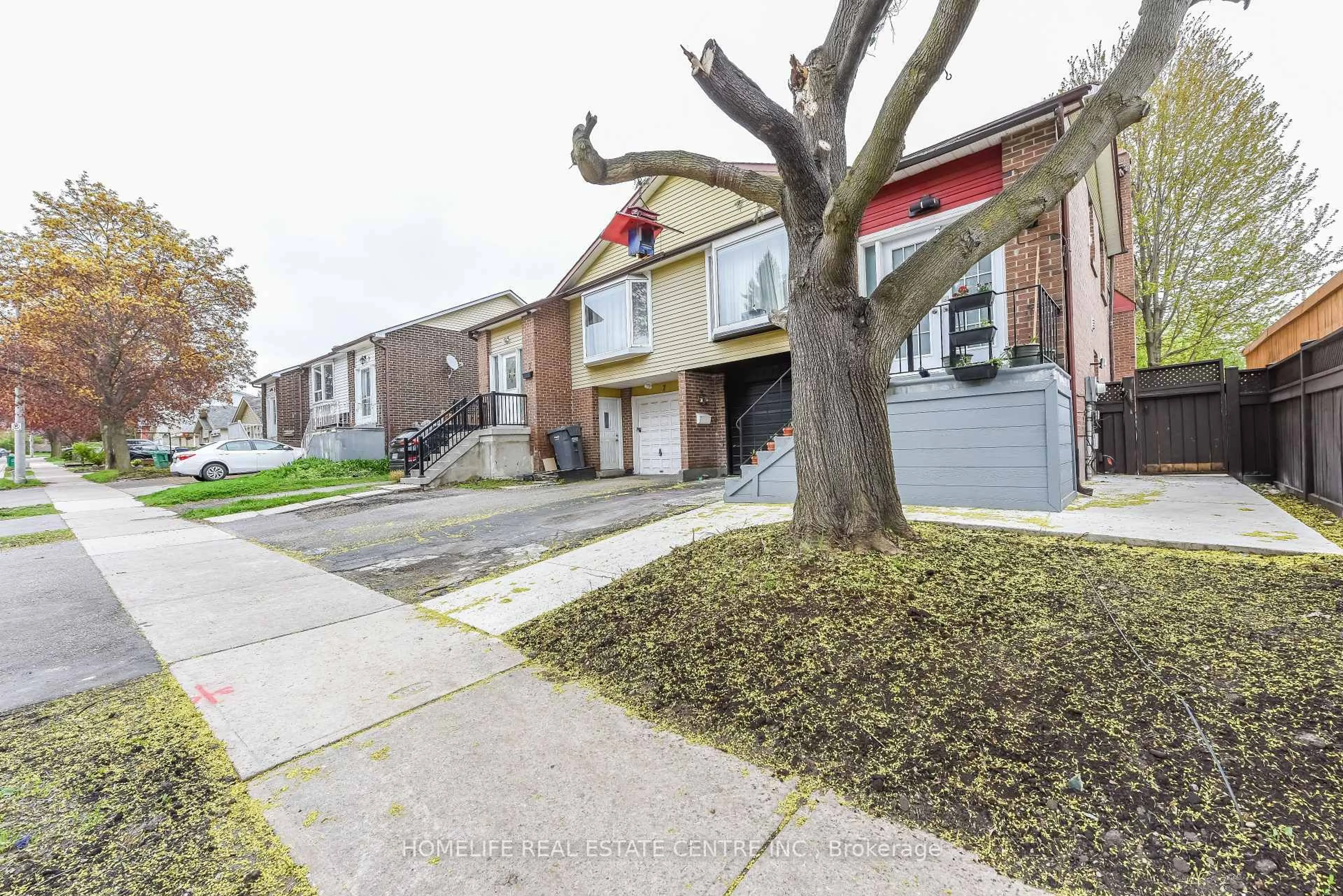 A pic from outside/outdoor area/front of a property/back of a property/a pic from drone, street for 5 Bay Crest Dr, Brampton Ontario L6Z 1H5