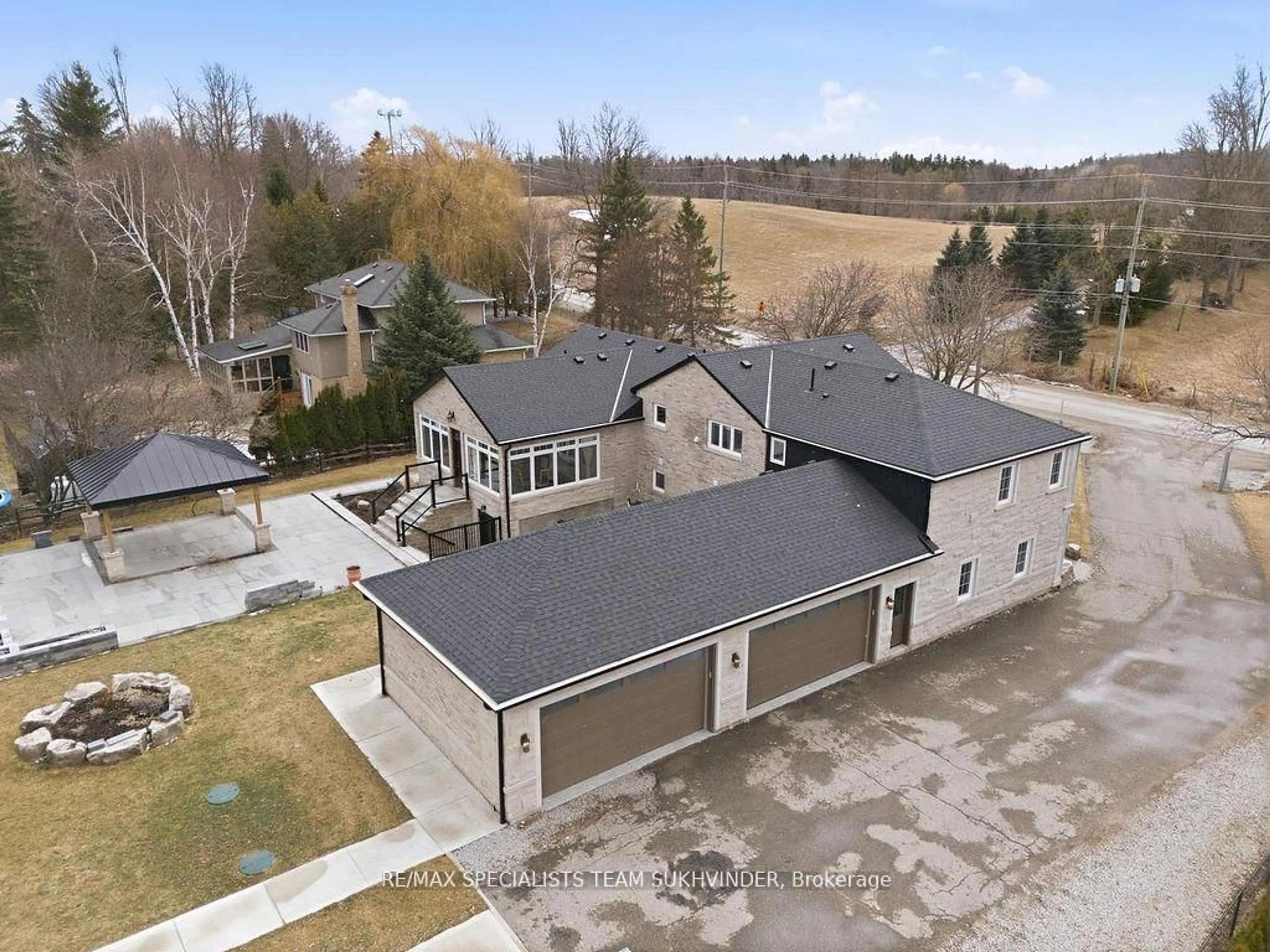 A pic from outside/outdoor area/front of a property/back of a property/a pic from drone, building for 12463 Eighth Line, Halton Hills Ontario L7G 4S4