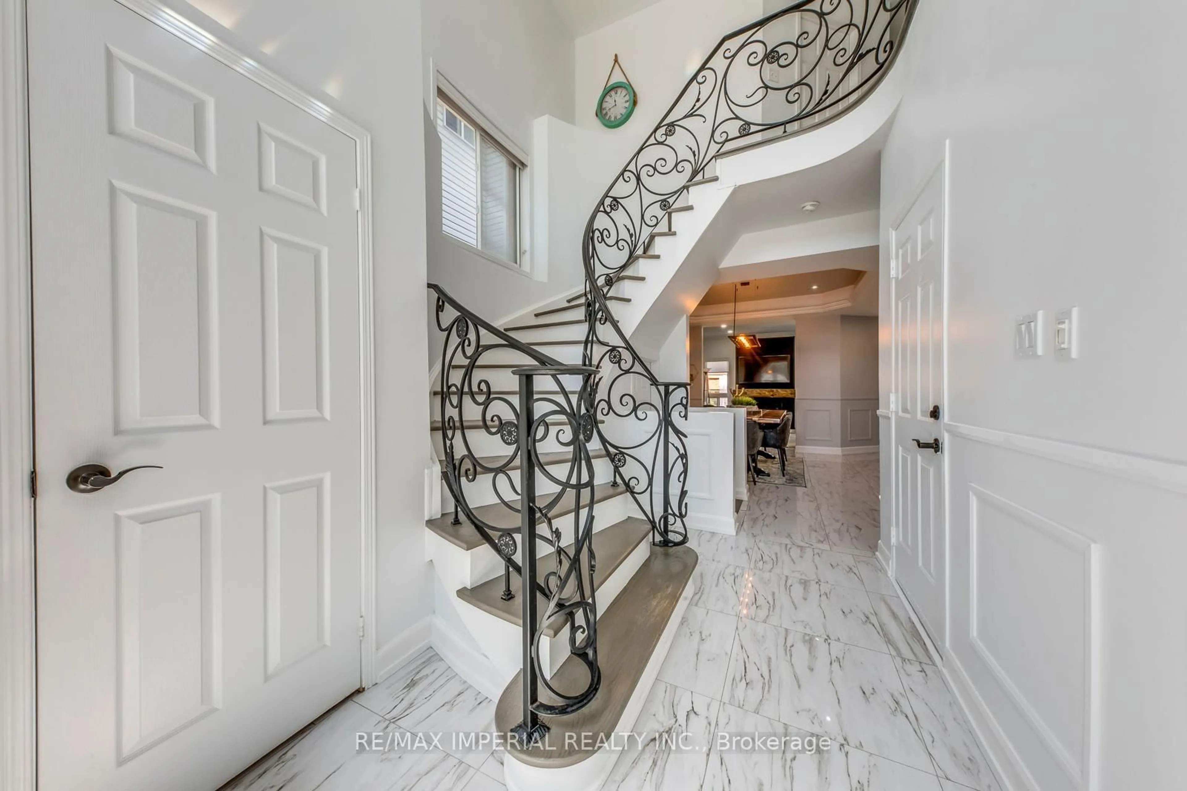 Stairs for 4733 James Austin Dr, Mississauga Ontario L4Z 4H1
