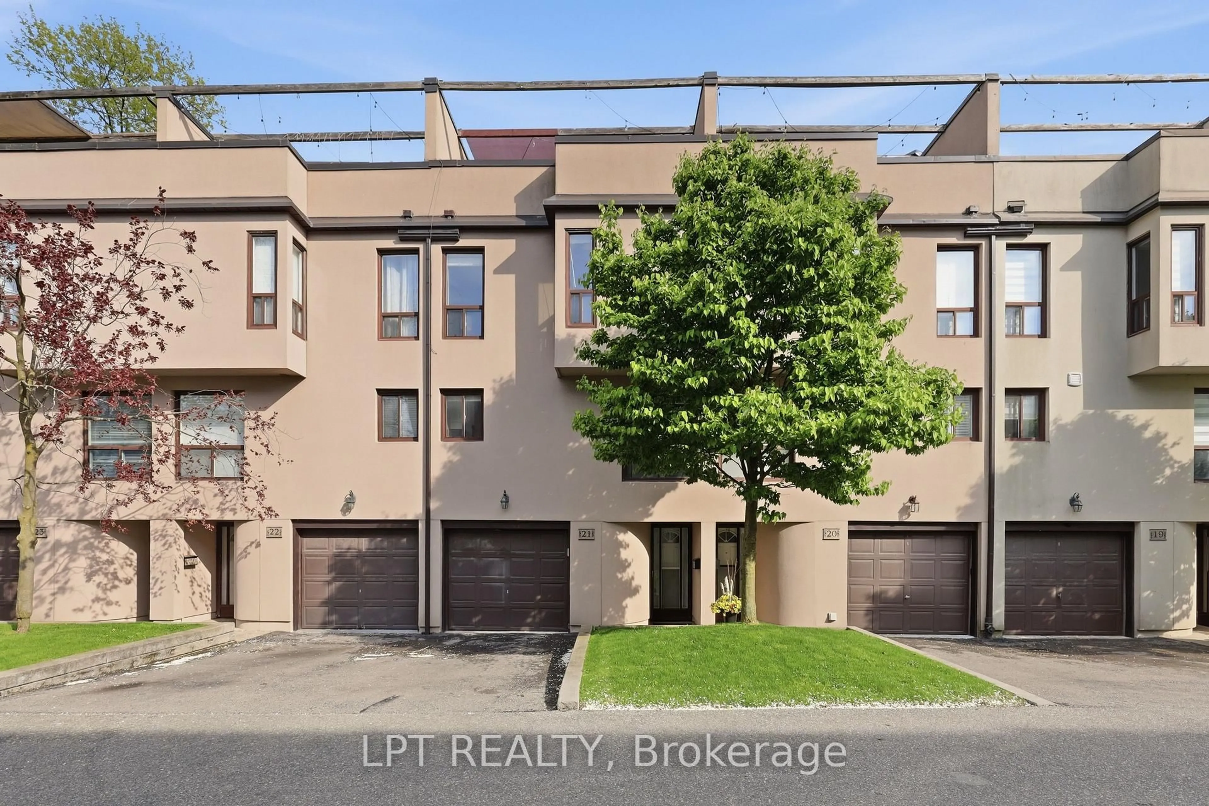 A pic from outside/outdoor area/front of a property/back of a property/a pic from drone, street for 24 Reid Dr #21, Mississauga Ontario L5M 2A6