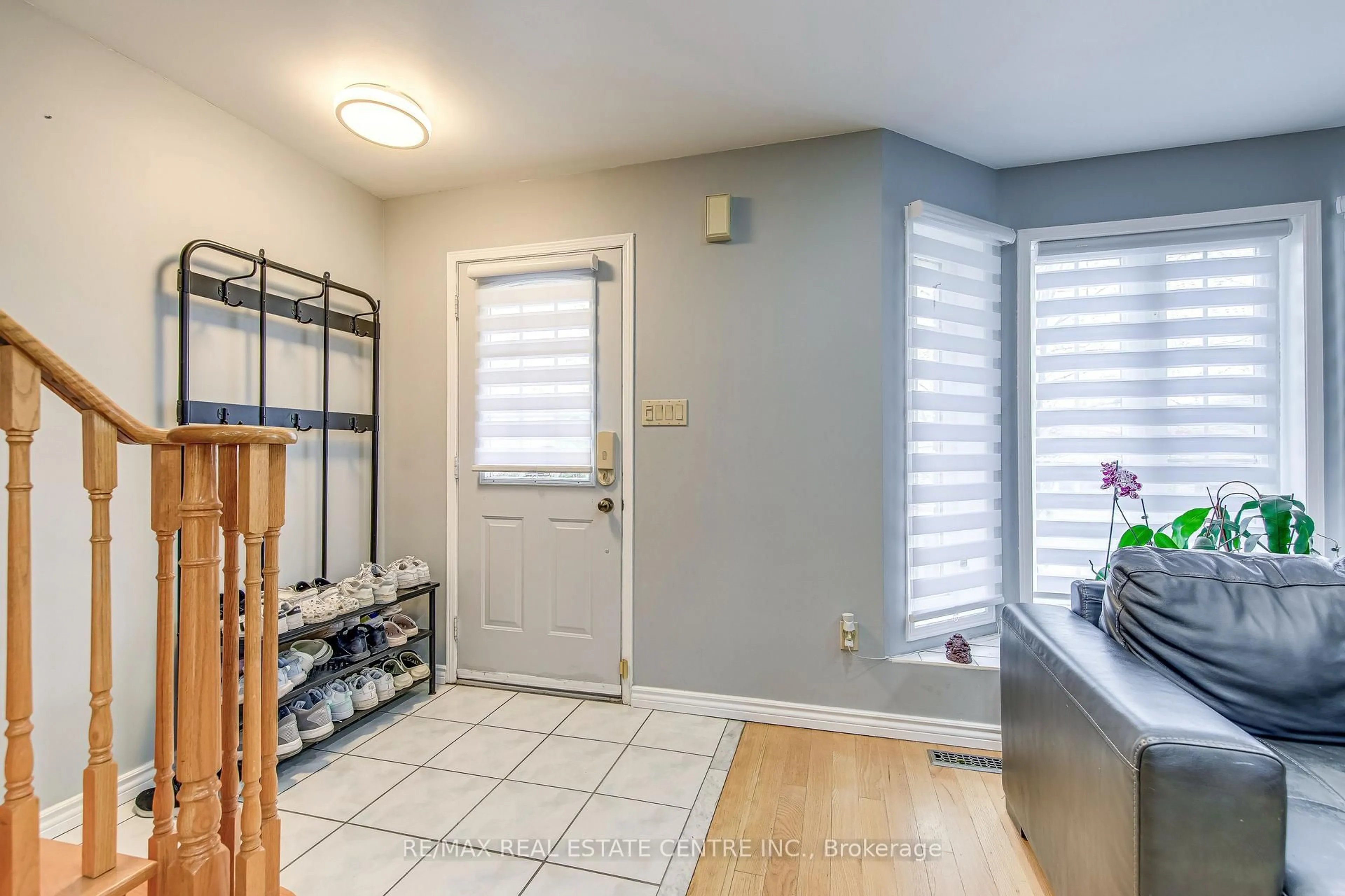 Indoor entryway for 2080 St Clair Ave, Toronto Ontario M6N 1K3