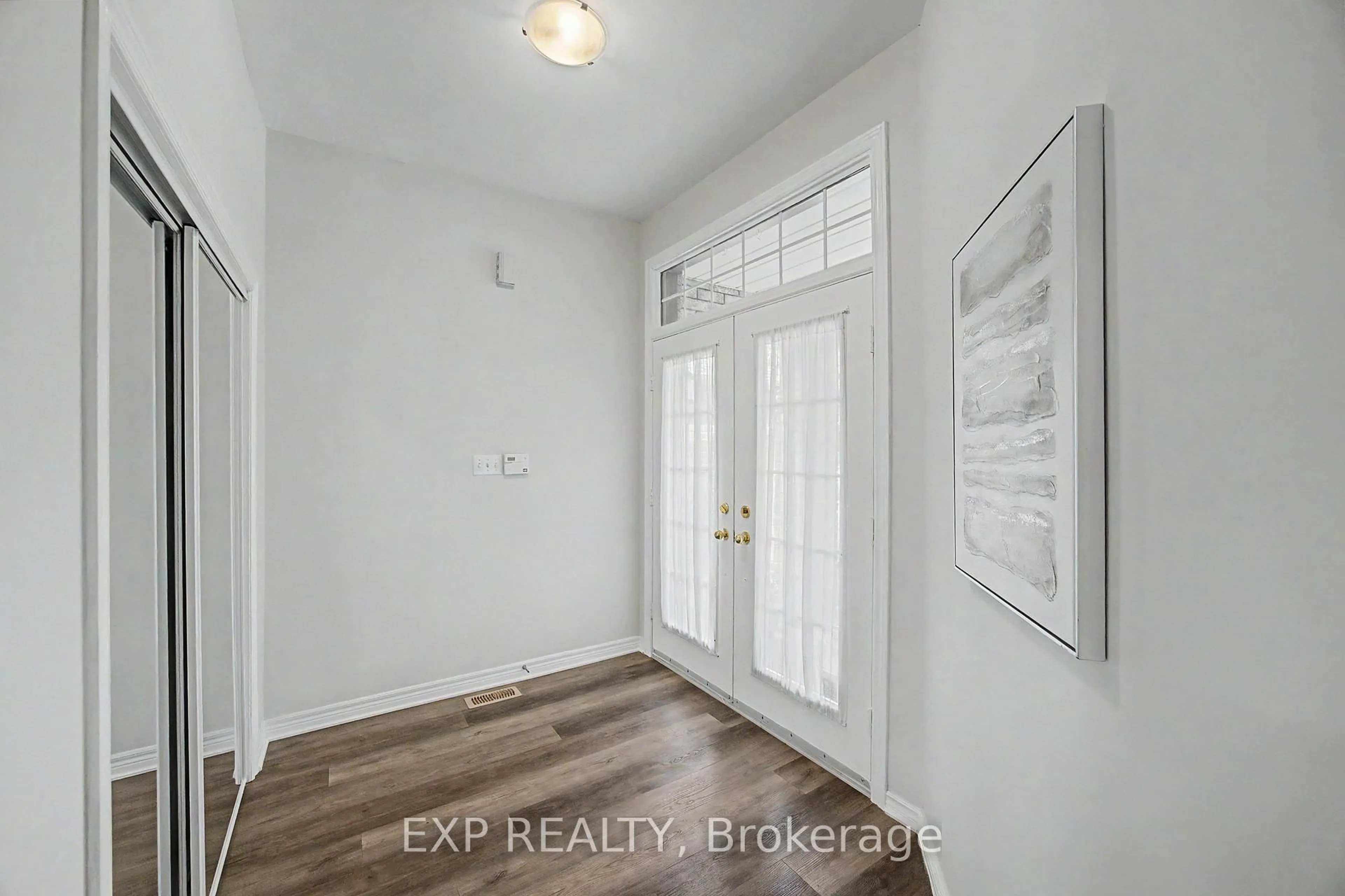 Indoor entryway for 379 Grovehill Rd, Oakville Ontario L6H 6P3