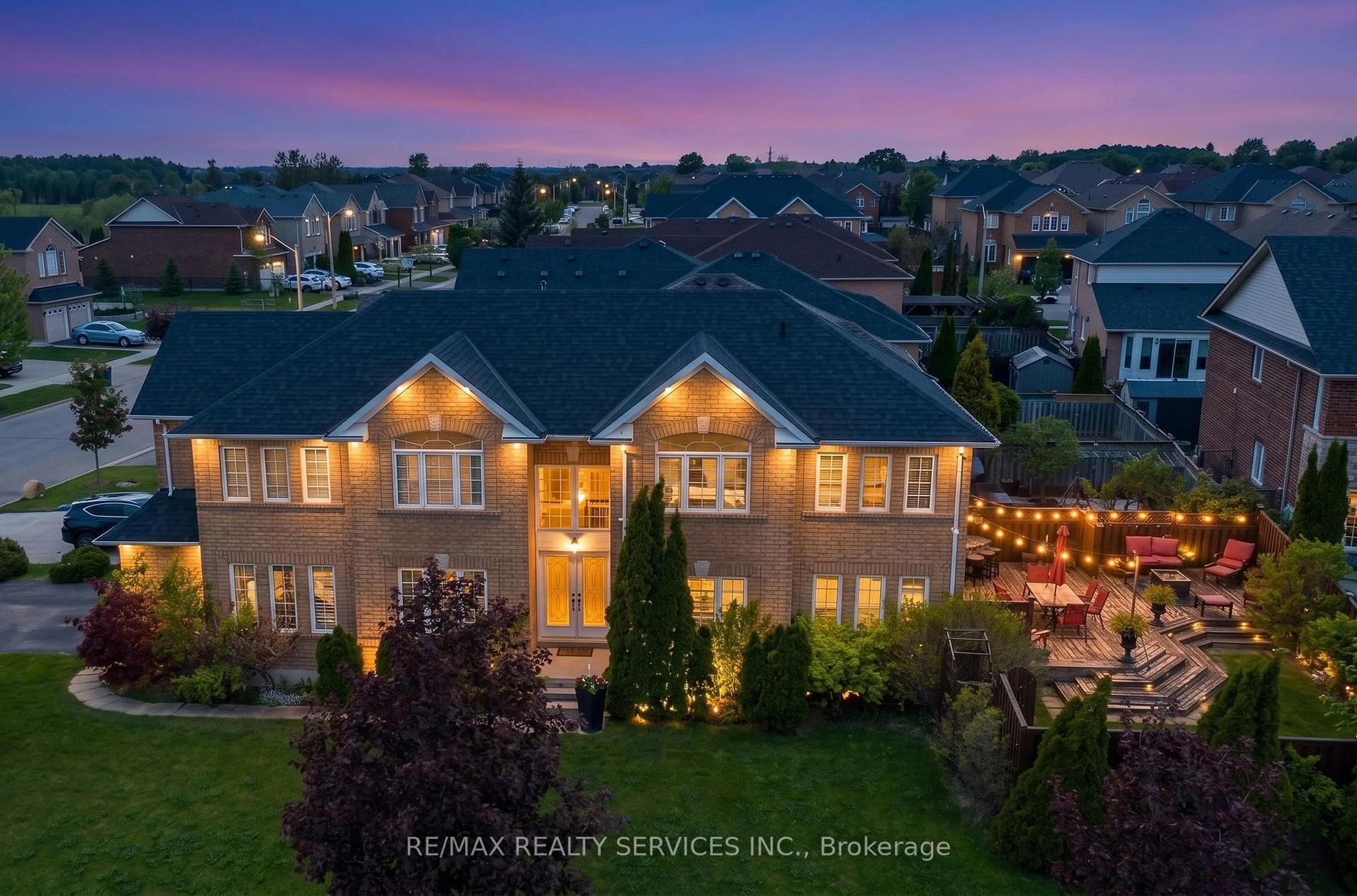A pic from outside/outdoor area/front of a property/back of a property/a pic from drone, unknown for 7419 Black Walnut Tr, Mississauga Ontario L5N 8A4