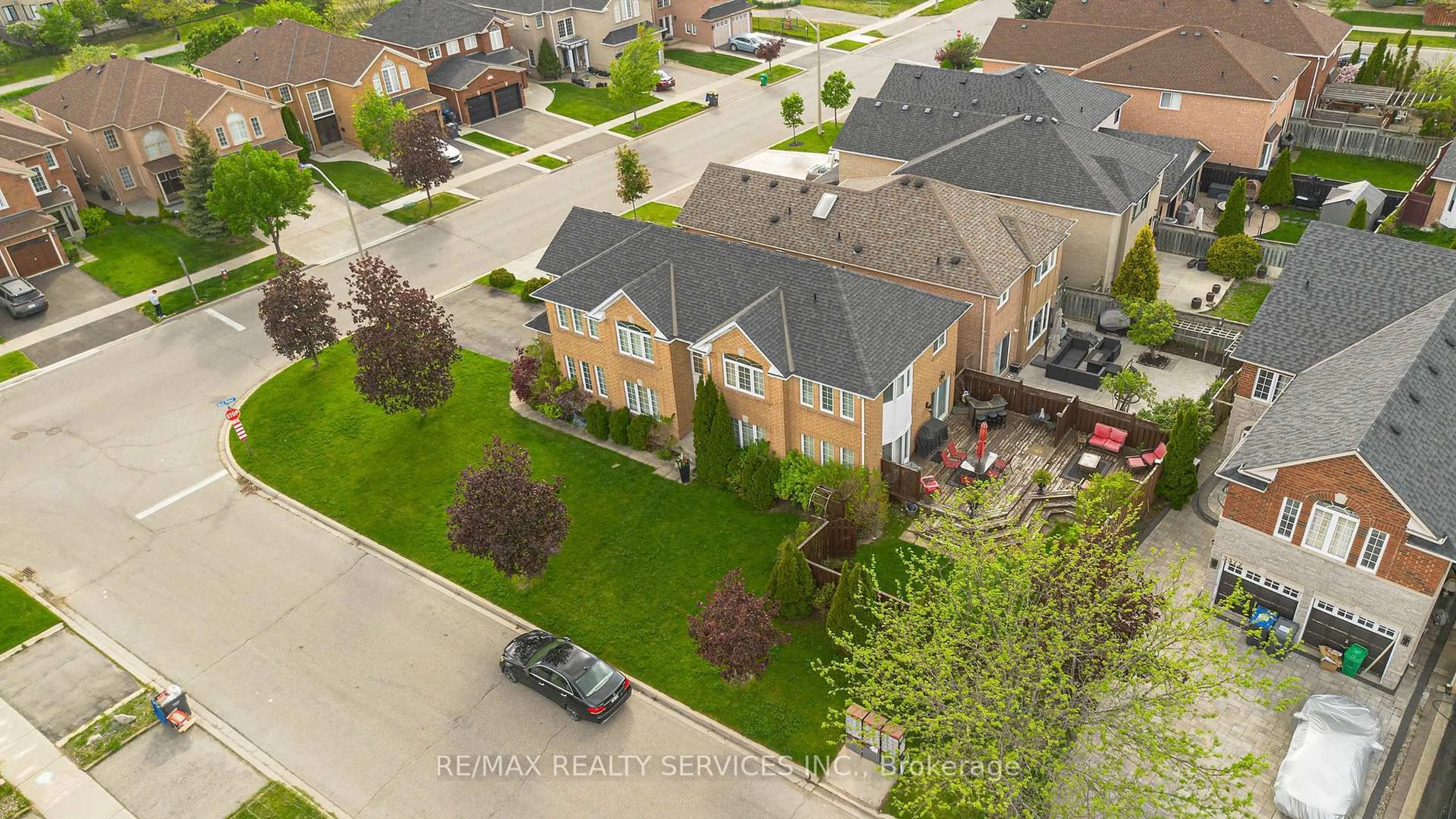 A pic from outside/outdoor area/front of a property/back of a property/a pic from drone, street for 7419 Black Walnut Tr, Mississauga Ontario L5N 8A4